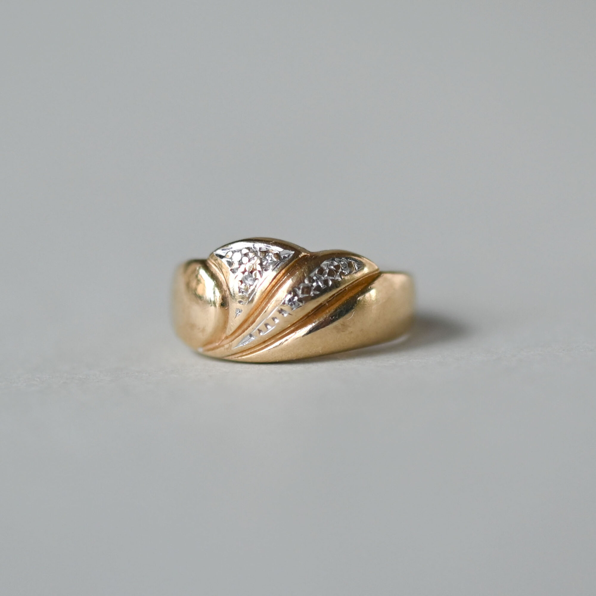 9ct gold wave form mini diamond ring