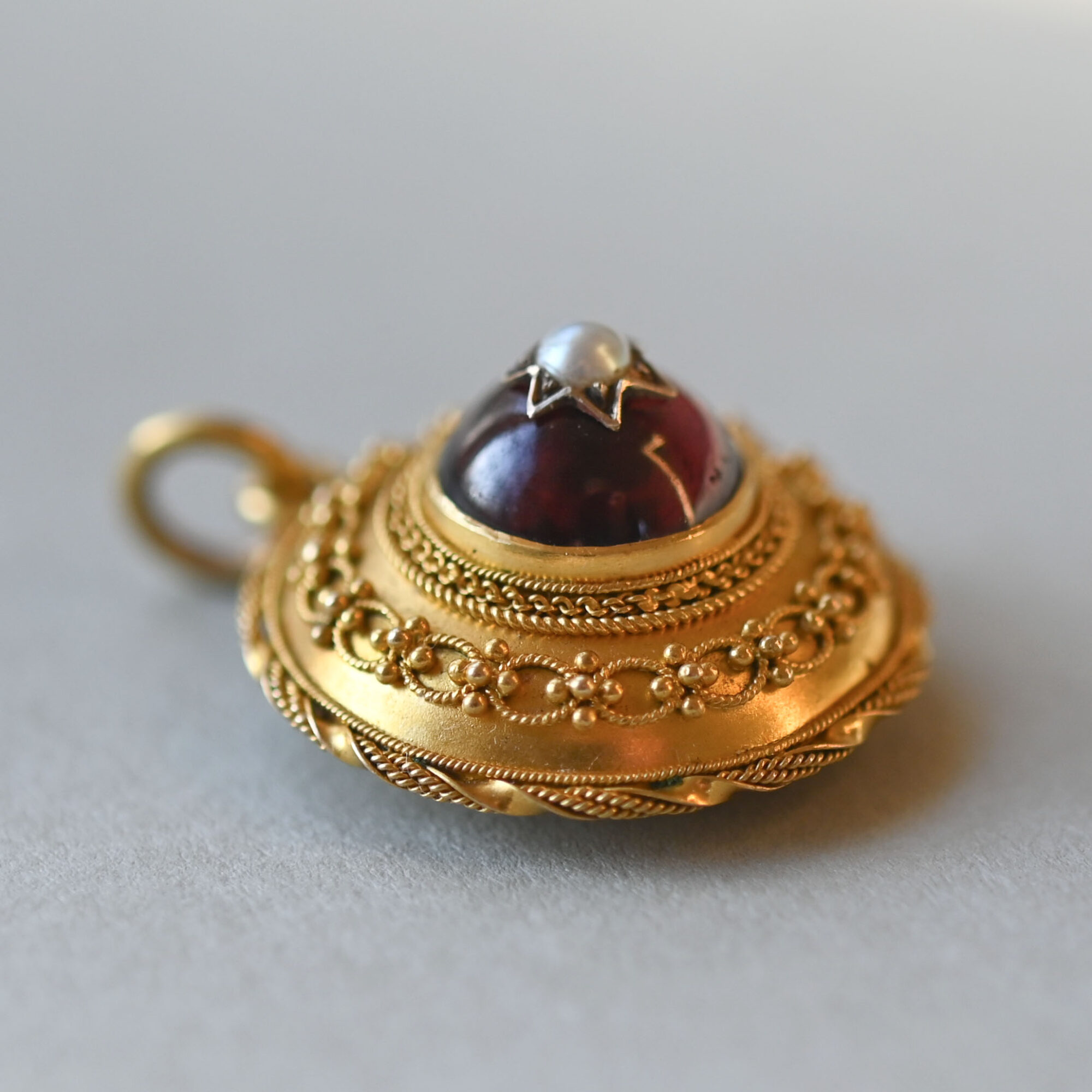 Antique Etrsucan Revival 18ct gold garnet and pearl starburst pendant with locket c.1880s - Image 4