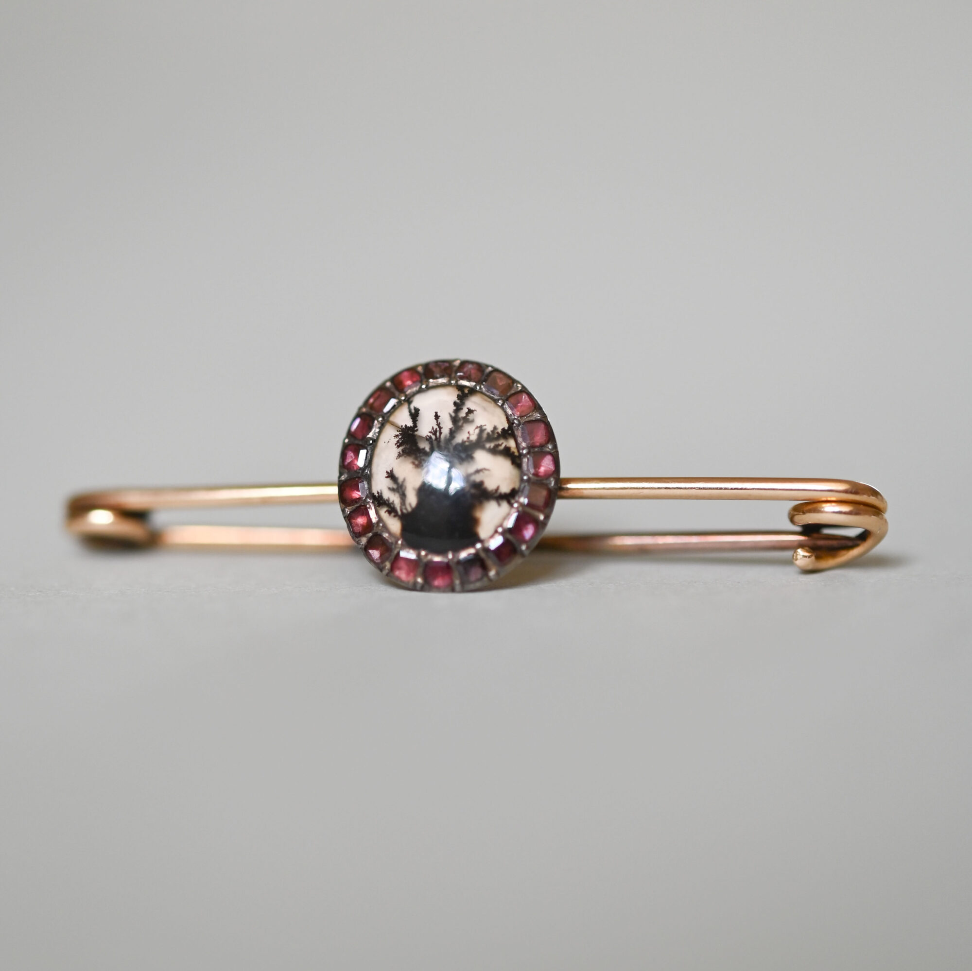 Georgian 18ct gold dendritic agate garnet brooch, c.1780s - 1800