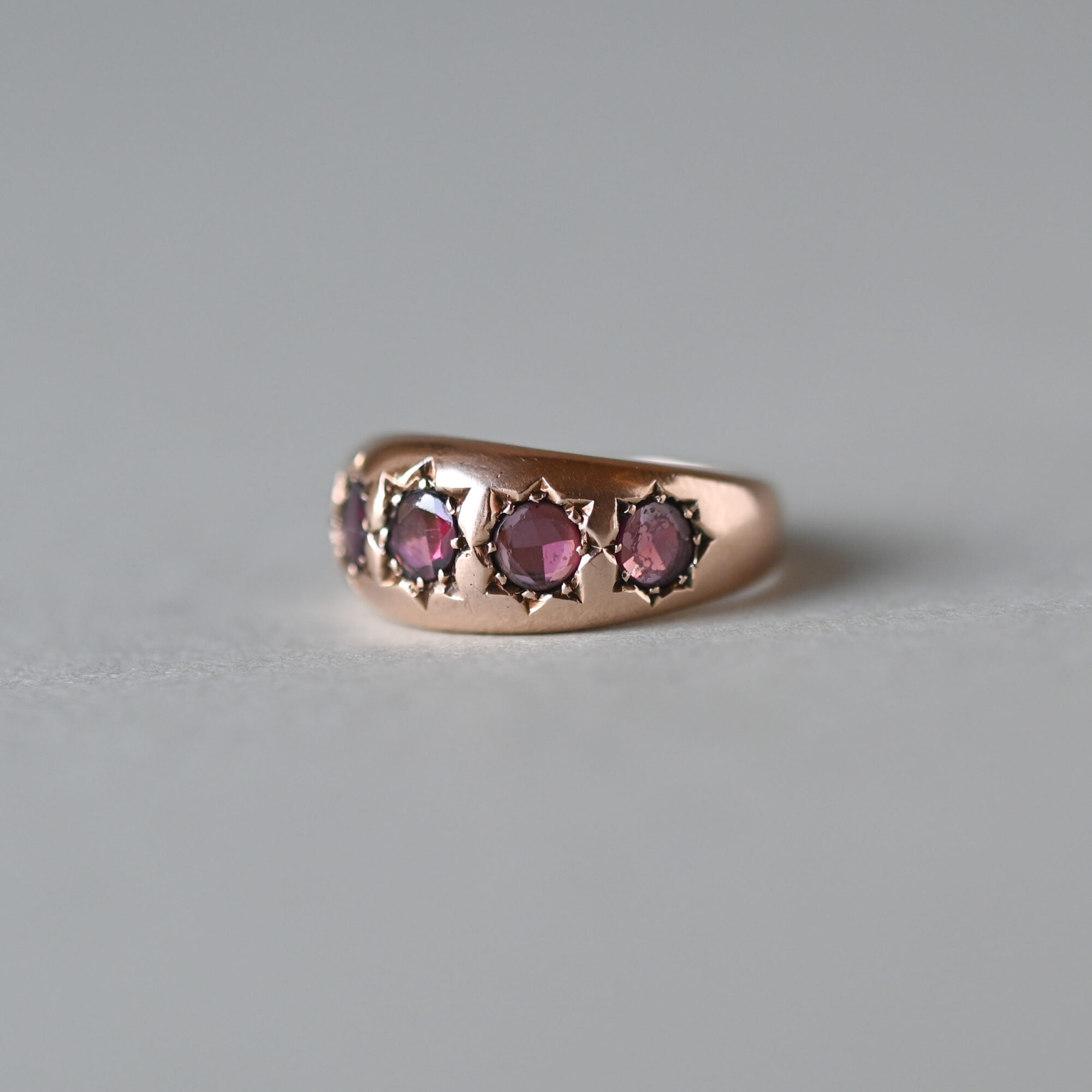 Celestial 9ct rose gold garnet starburst band ring, 1912 - Image 2