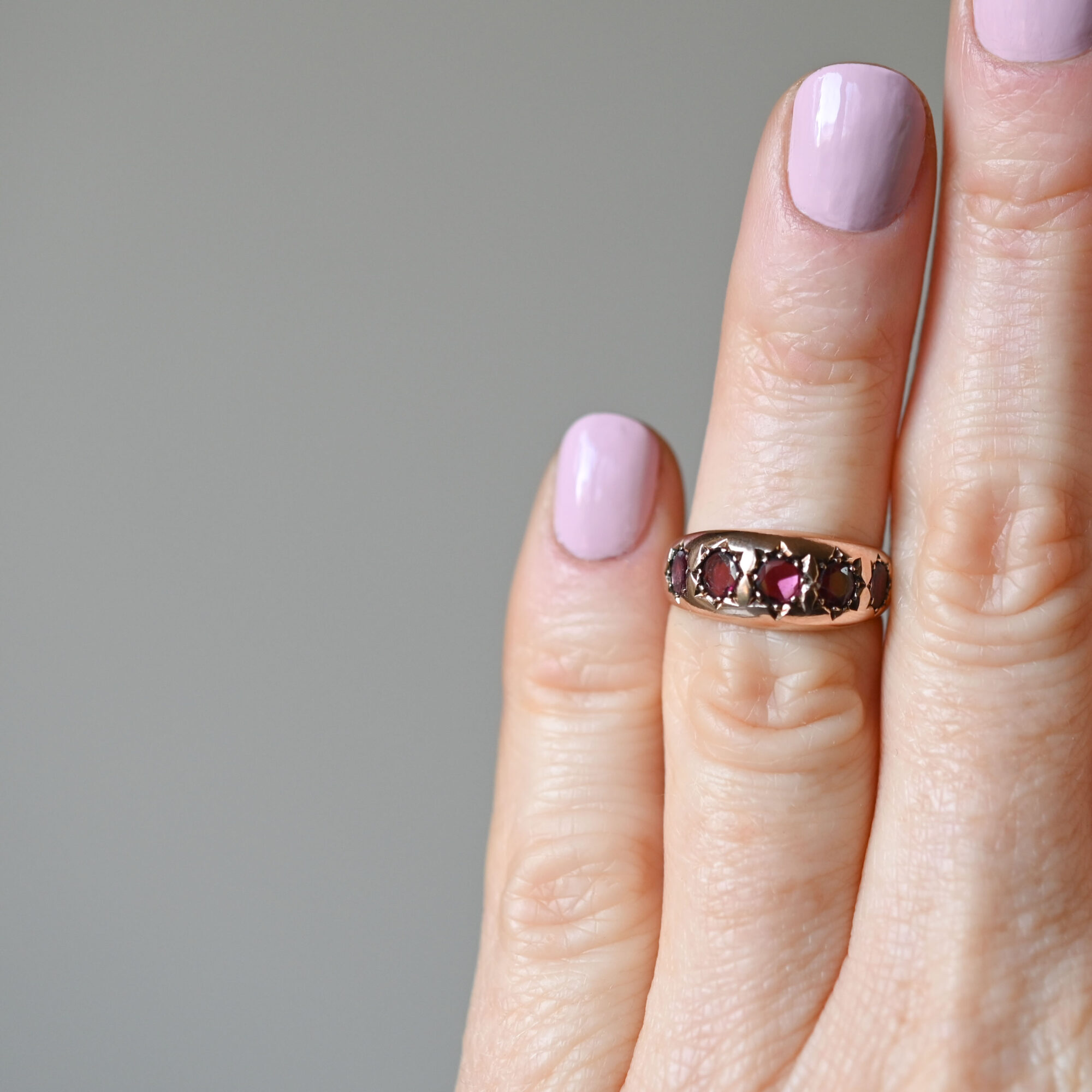 Celestial 9ct rose gold garnet starburst band ring, 1912 - Image 3