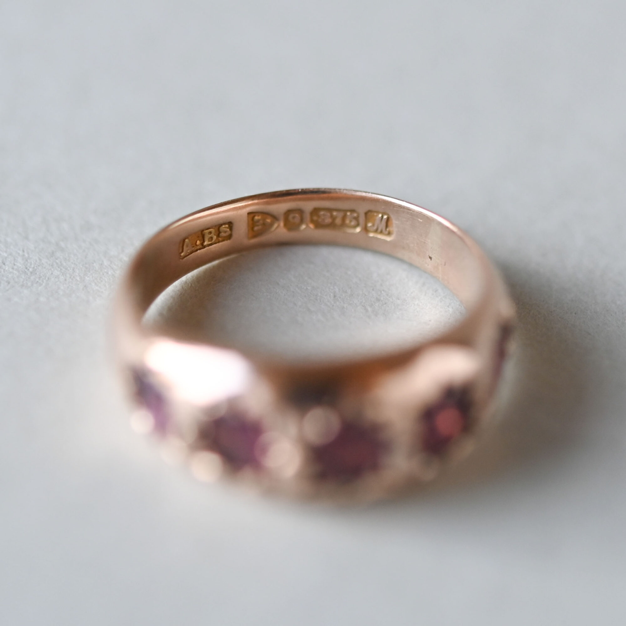 Celestial 9ct rose gold garnet starburst band ring, 1912 - Image 4