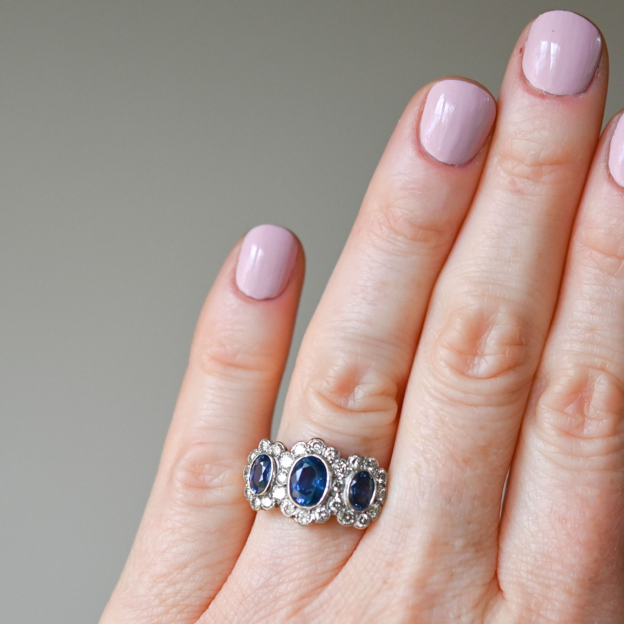 Classic 18ct gold 2.50 carat sapphire and diamond triple cluster ring - Image 3