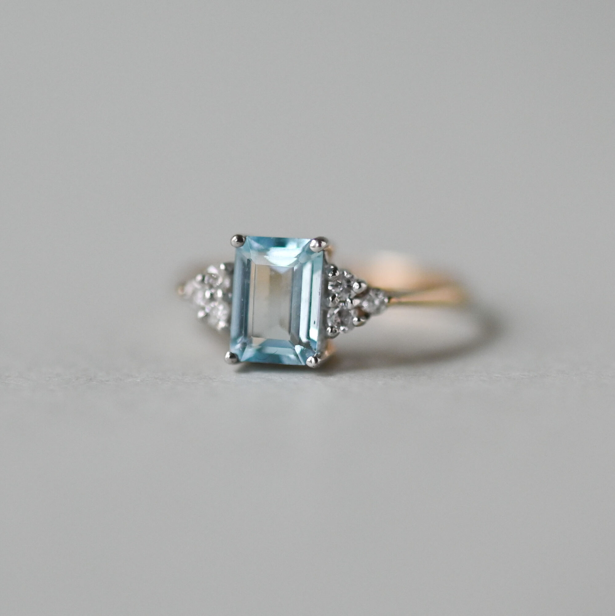 Classic 9ct gold aquamarine and diamond ring - Image 2