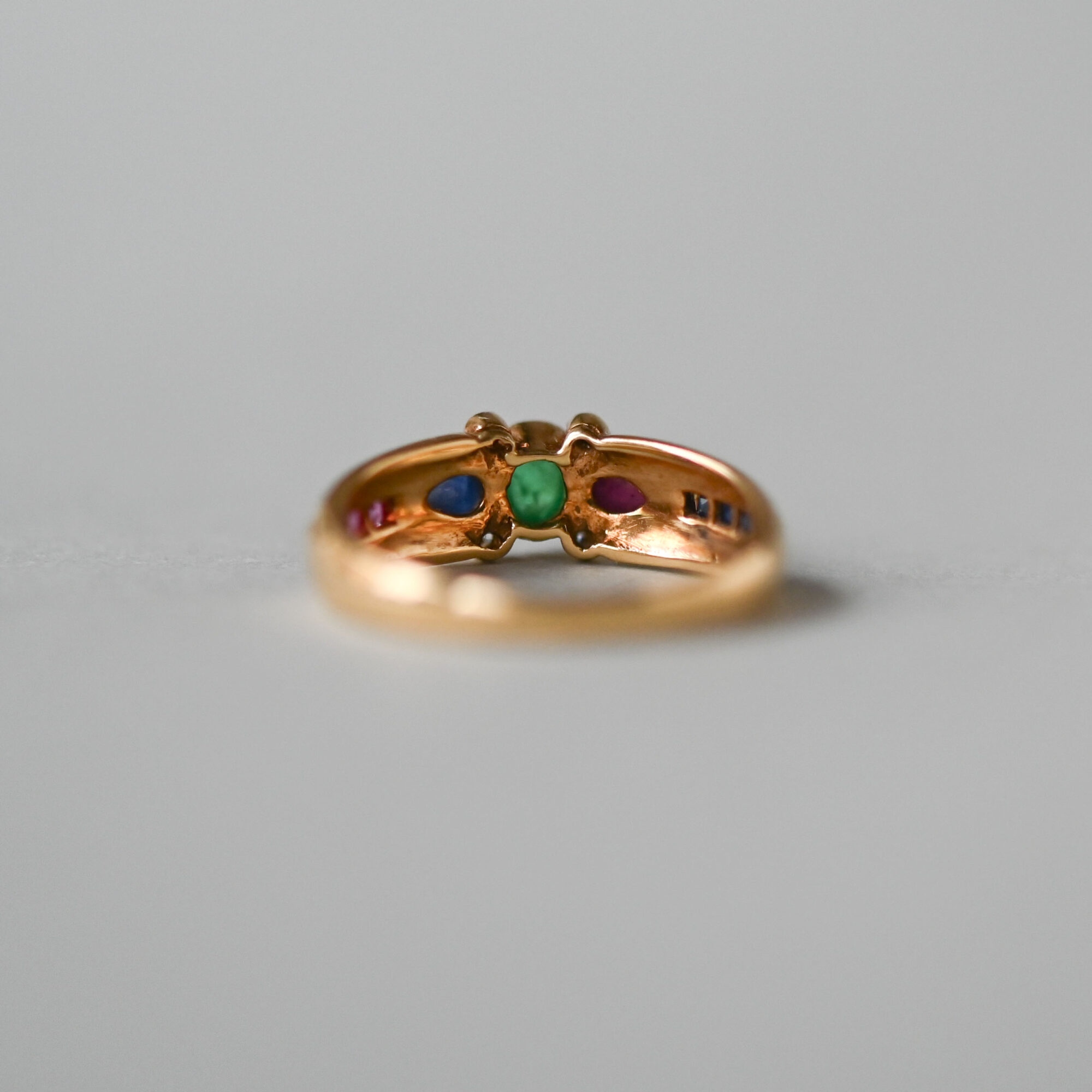 Contemporary 18ct gold emerald, sapphire and ruby aesthetic ring - Image 3