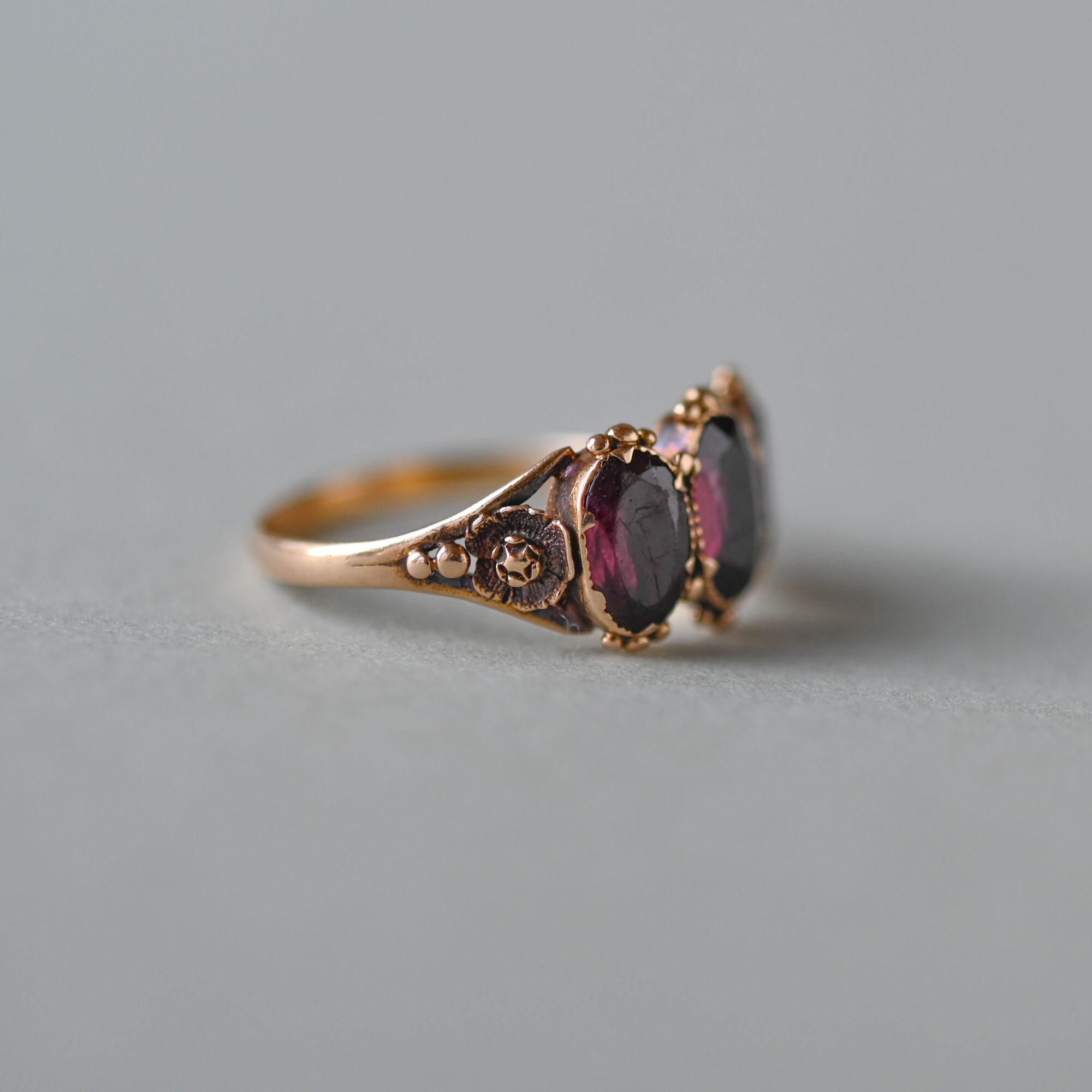 Early Victorian 18ct gold three stone garnet ring with granulation detailing, c.1840s - Image 3