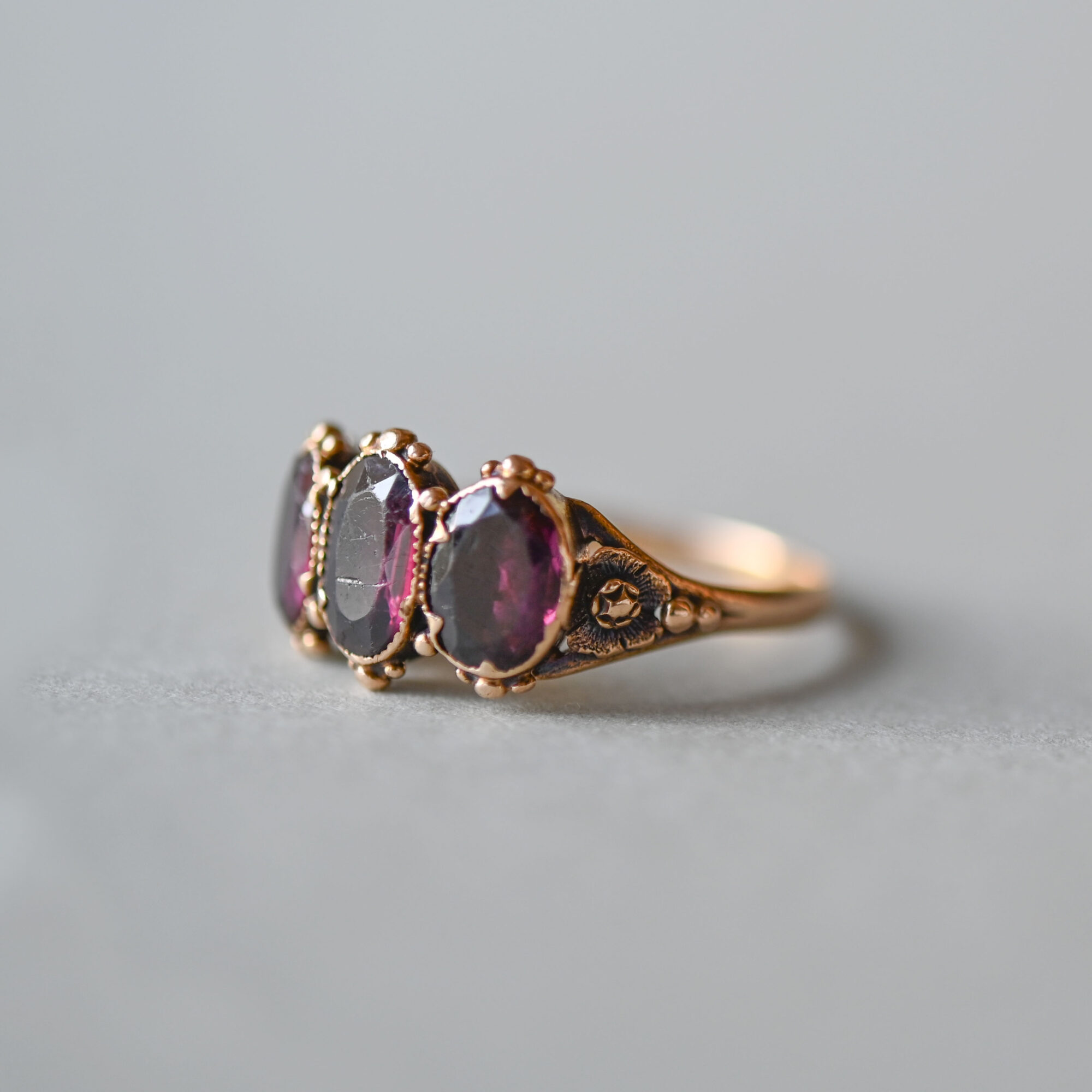 Early Victorian 18ct gold three stone garnet ring with granulation detailing, c.1840s - Image 2