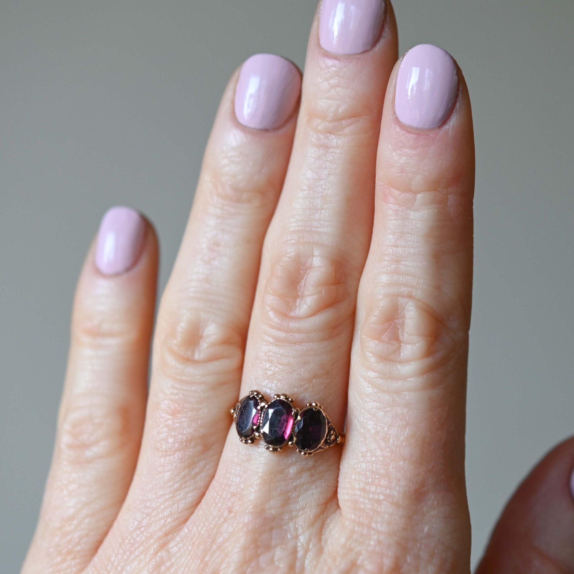 Early Victorian 18ct gold three stone garnet ring with granulation detailing, c.1840s - Image 4