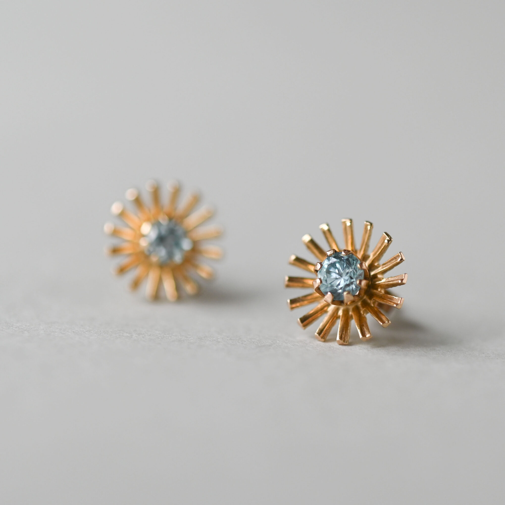 Vintage pair of 9ct gold sun beam blue topaz earrings - Image 2