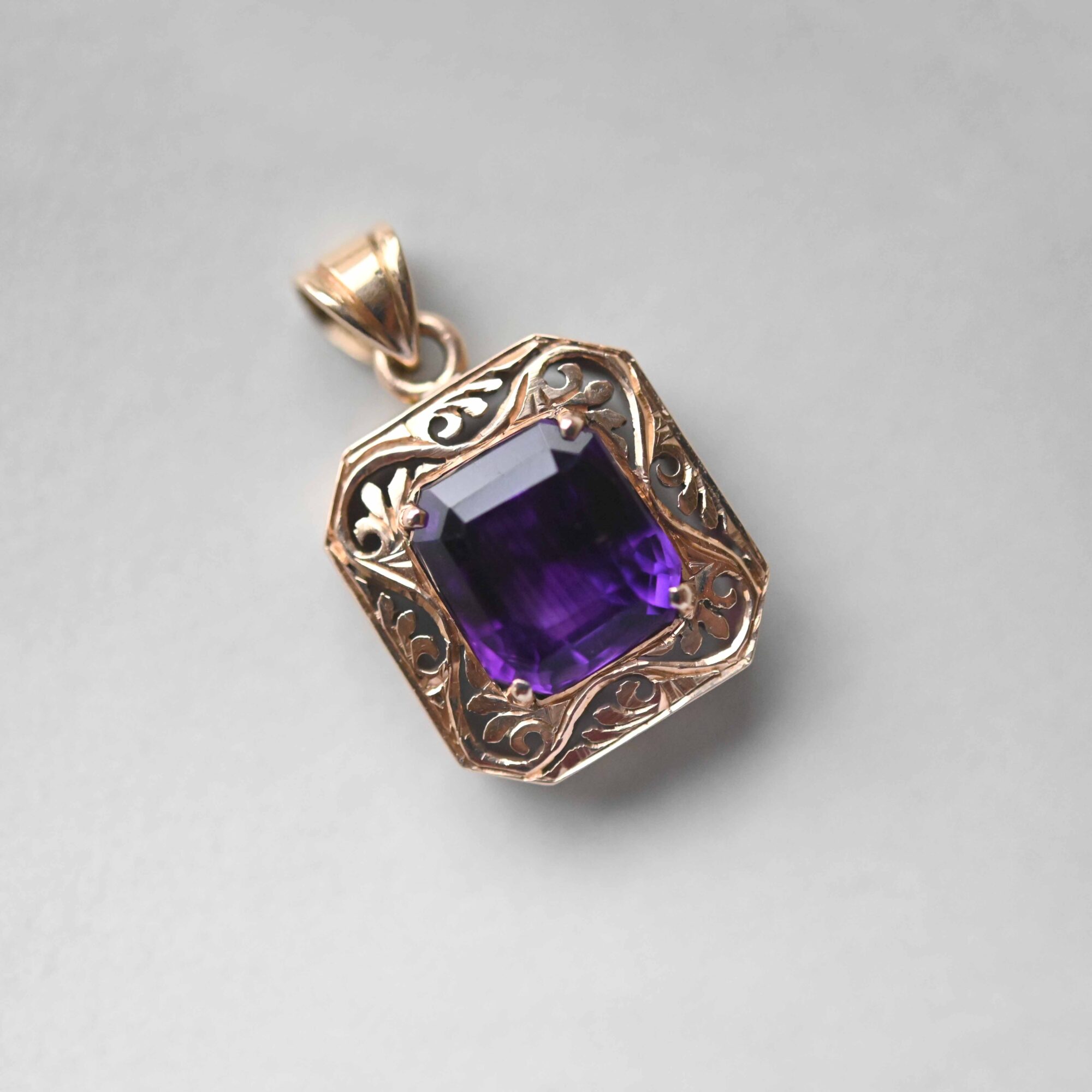 14ct gold amethyst pierced frame pendant - Image 2