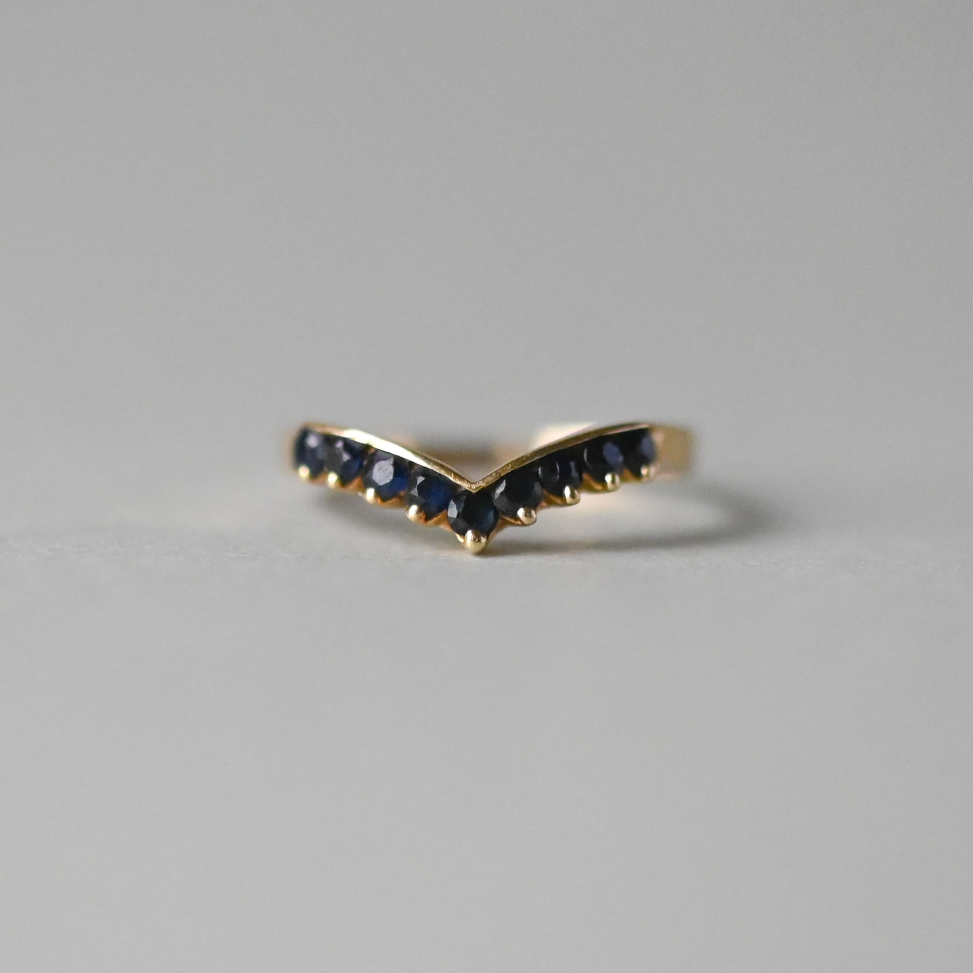 14ct gold sapphire chevron ring