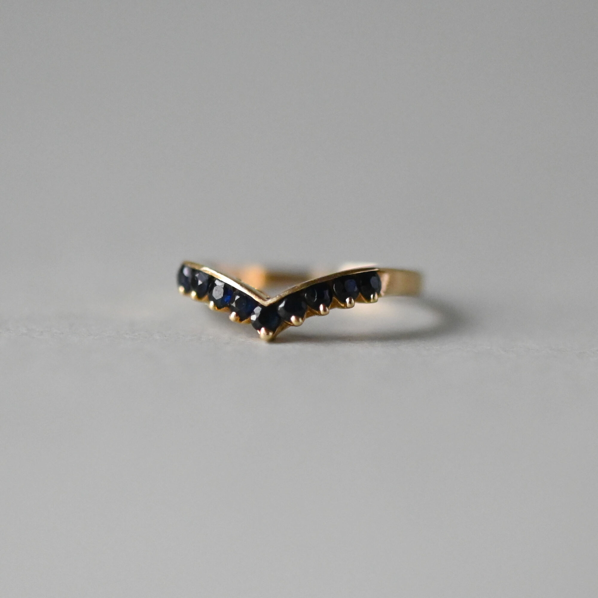 14ct gold sapphire chevron ring - Image 2