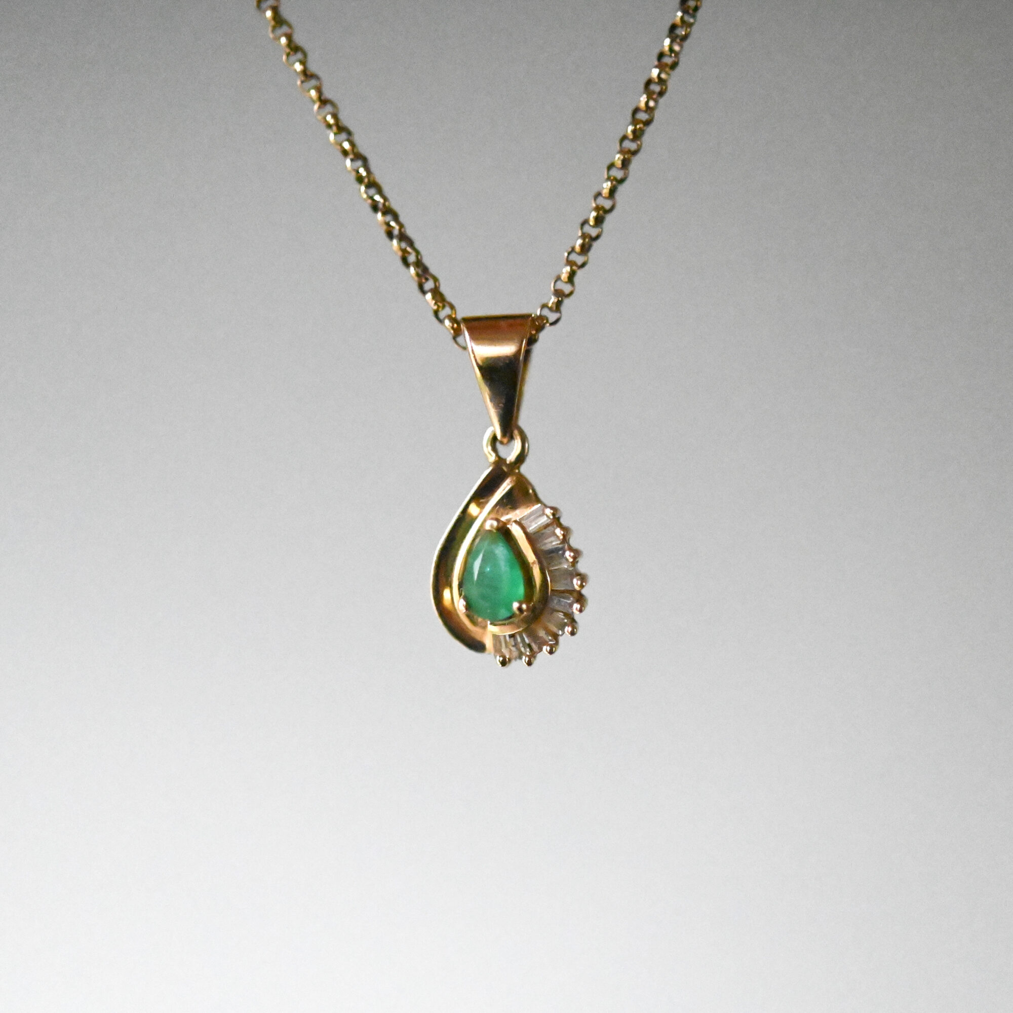 Aesthetic 14ct gold emerald and baguette diamond tear drop pendant - Image 3