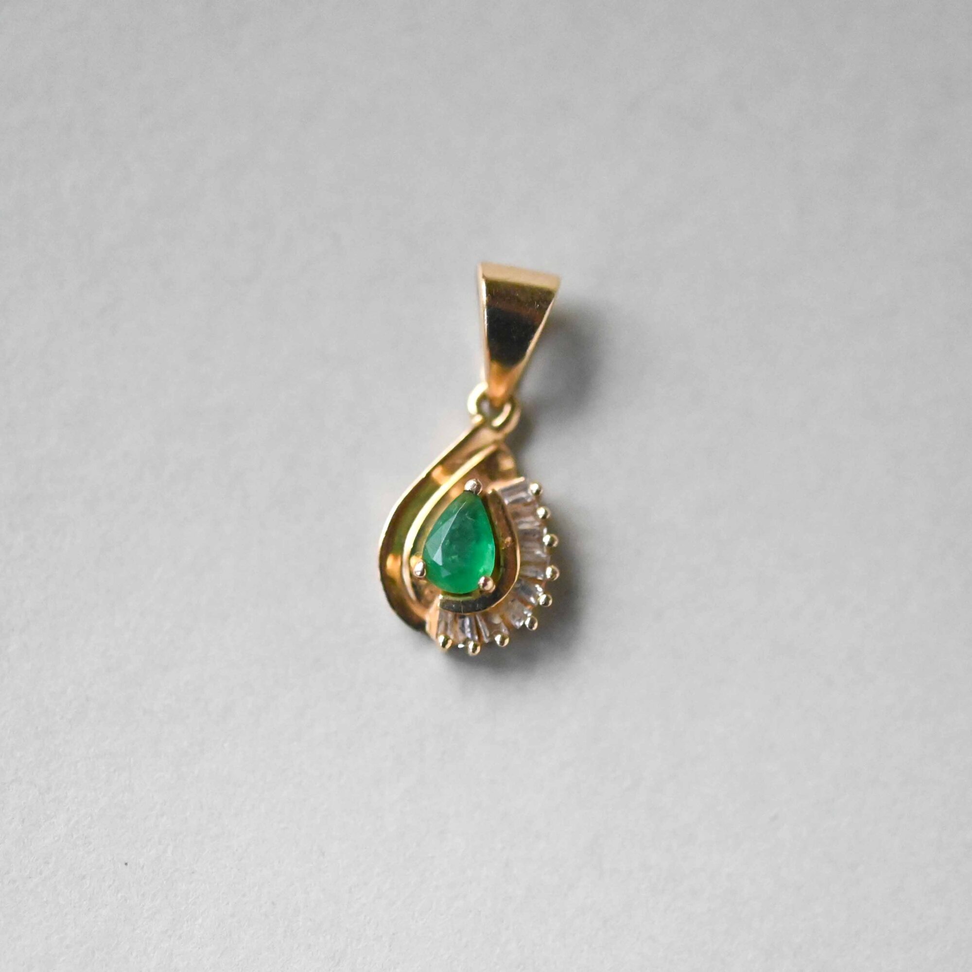 Aesthetic 14ct gold emerald and baguette diamond tear drop pendant - Image 2