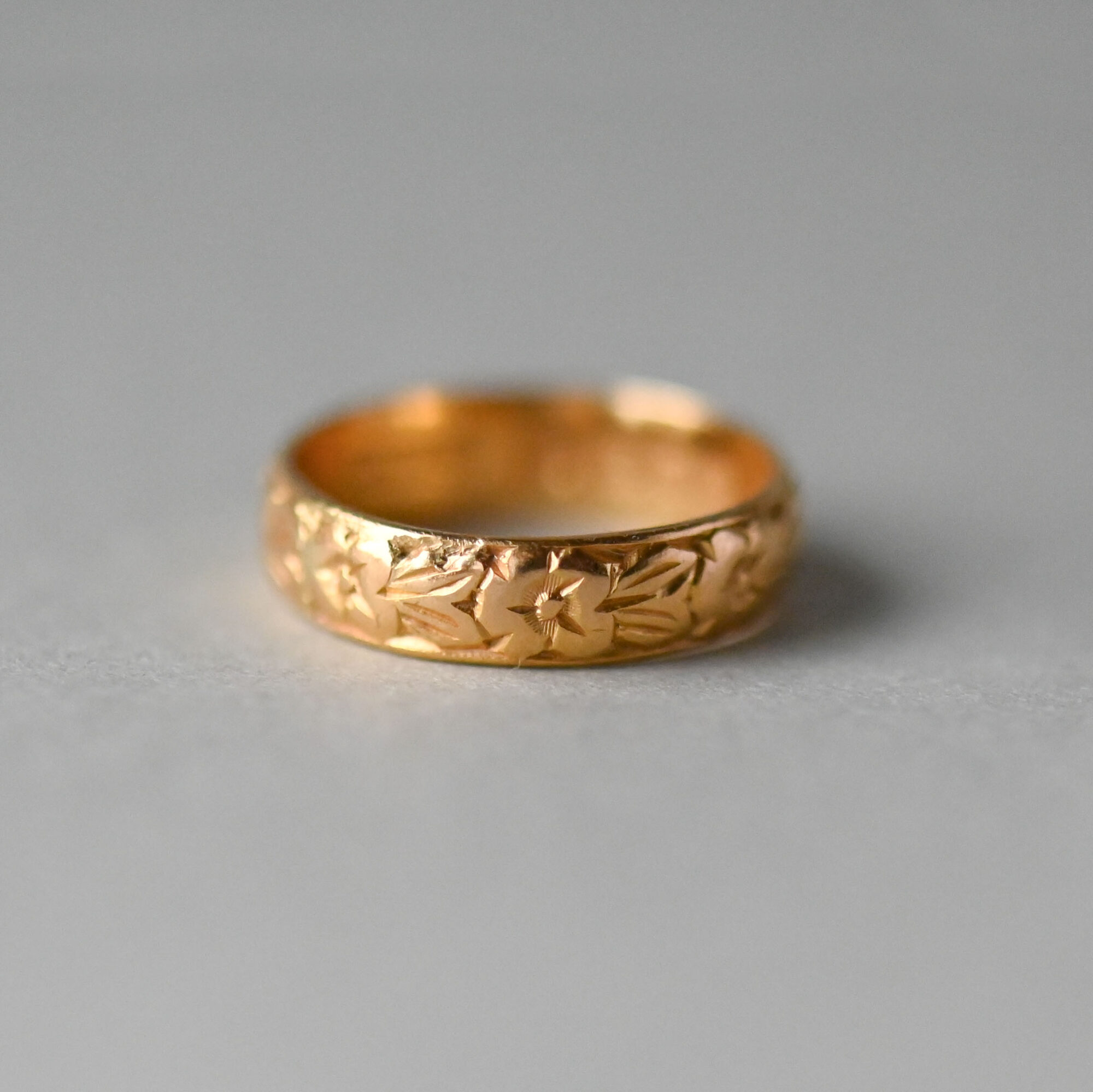 Aesthetic 22ct gold orange blossom wedding band ring, 1957 - Image 3