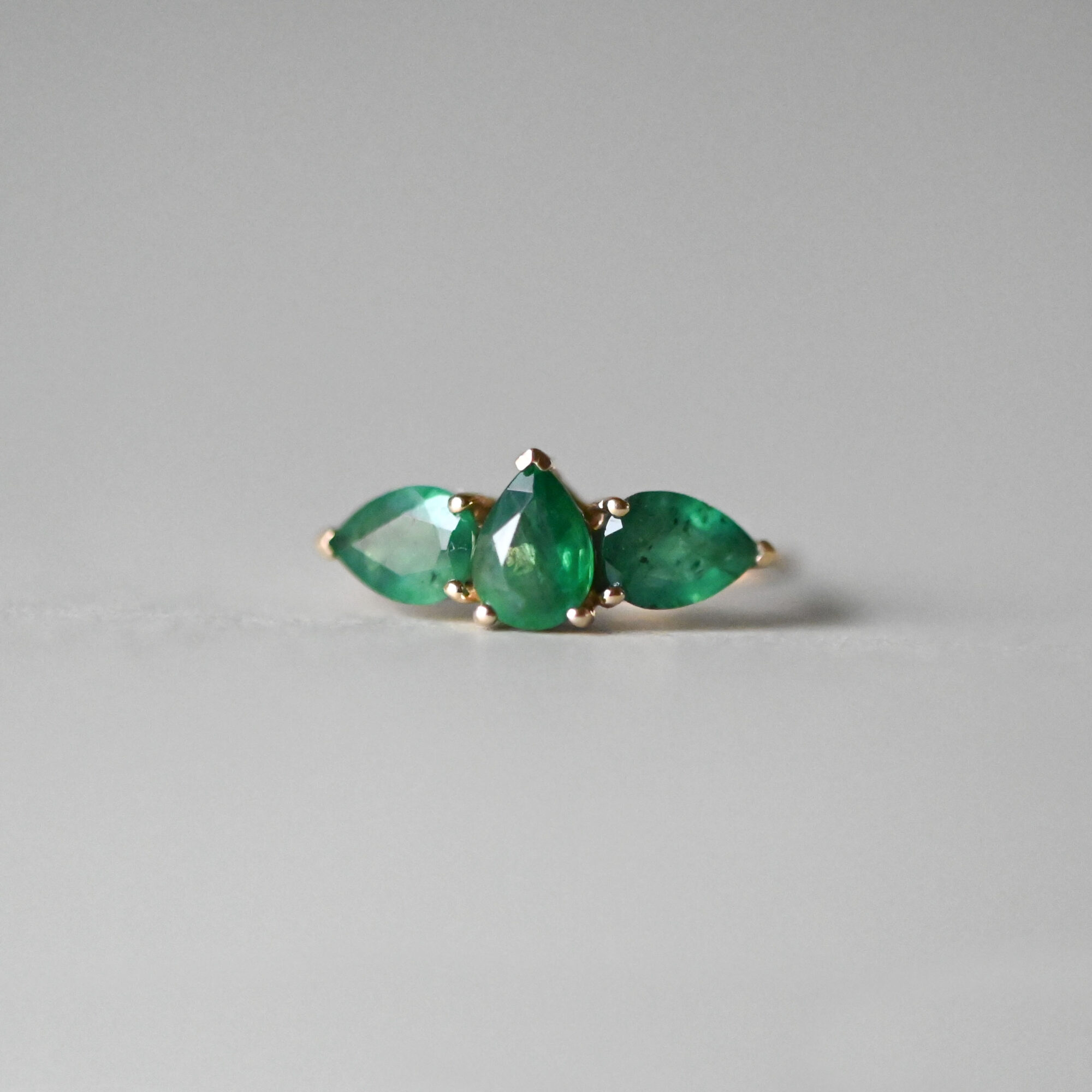 Aesthetic 9ct gold emerald three stone ring - Image 2