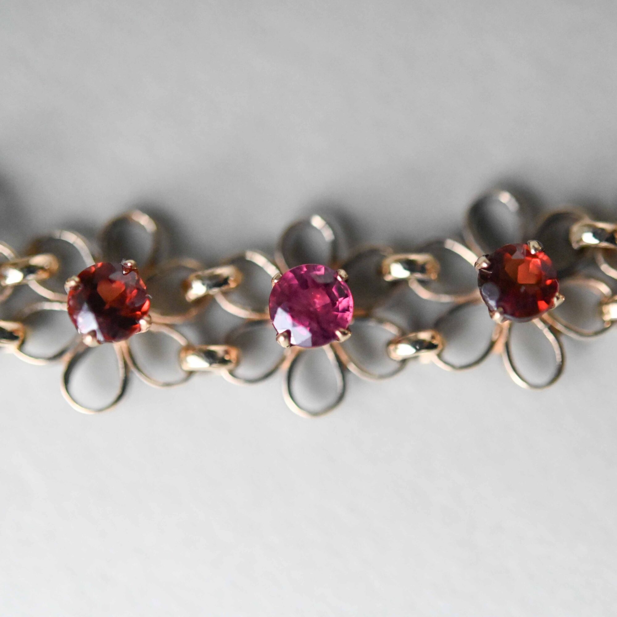 Aesthetic 9ct gold garnet openwork floral bracelet - Image 3