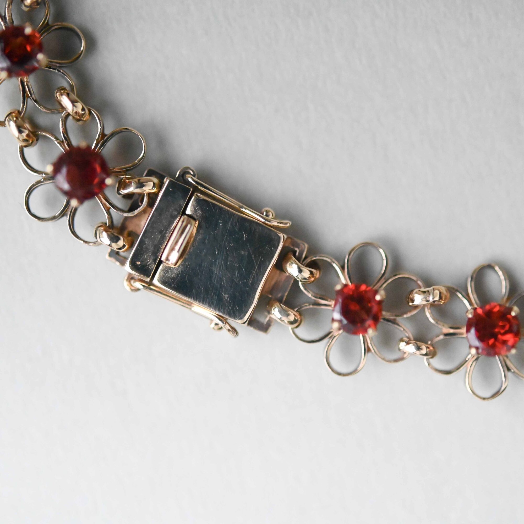 Aesthetic 9ct gold garnet openwork floral bracelet - Image 4