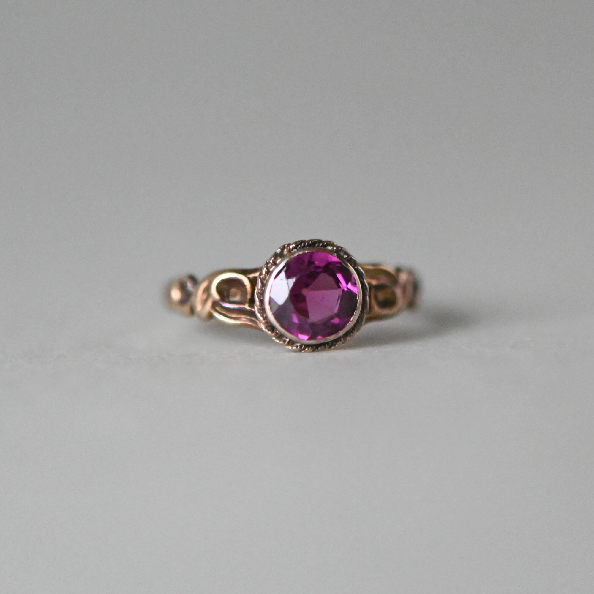 *RESERVED for AC* Antique c.1900 15ct gold garnet ring with scrolling detail shoulders - Image 2