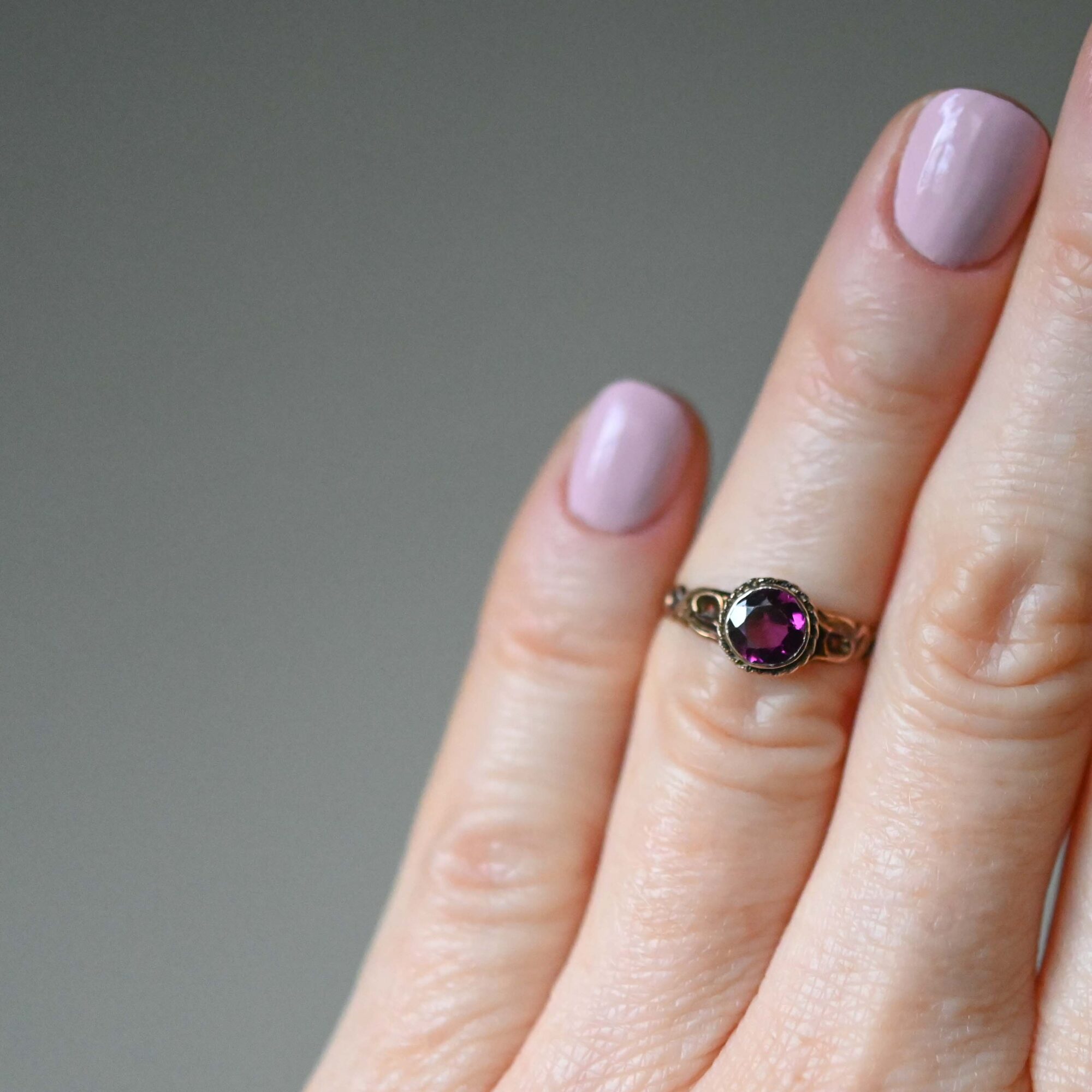 *RESERVED for AC* Antique c.1900 15ct gold garnet ring with scrolling detail shoulders - Image 3