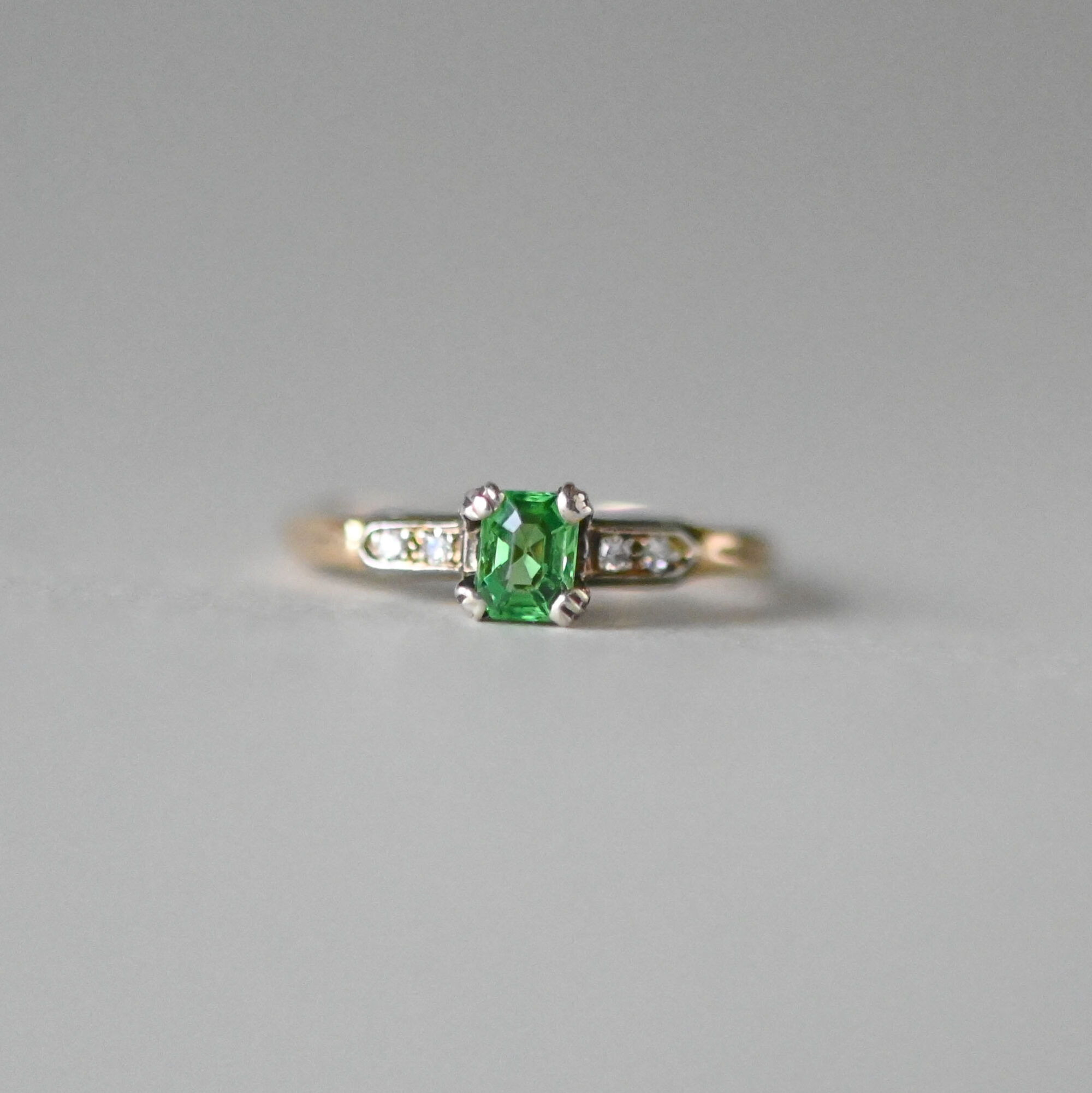 Classic 14ct gold tsavorite and diamond ring