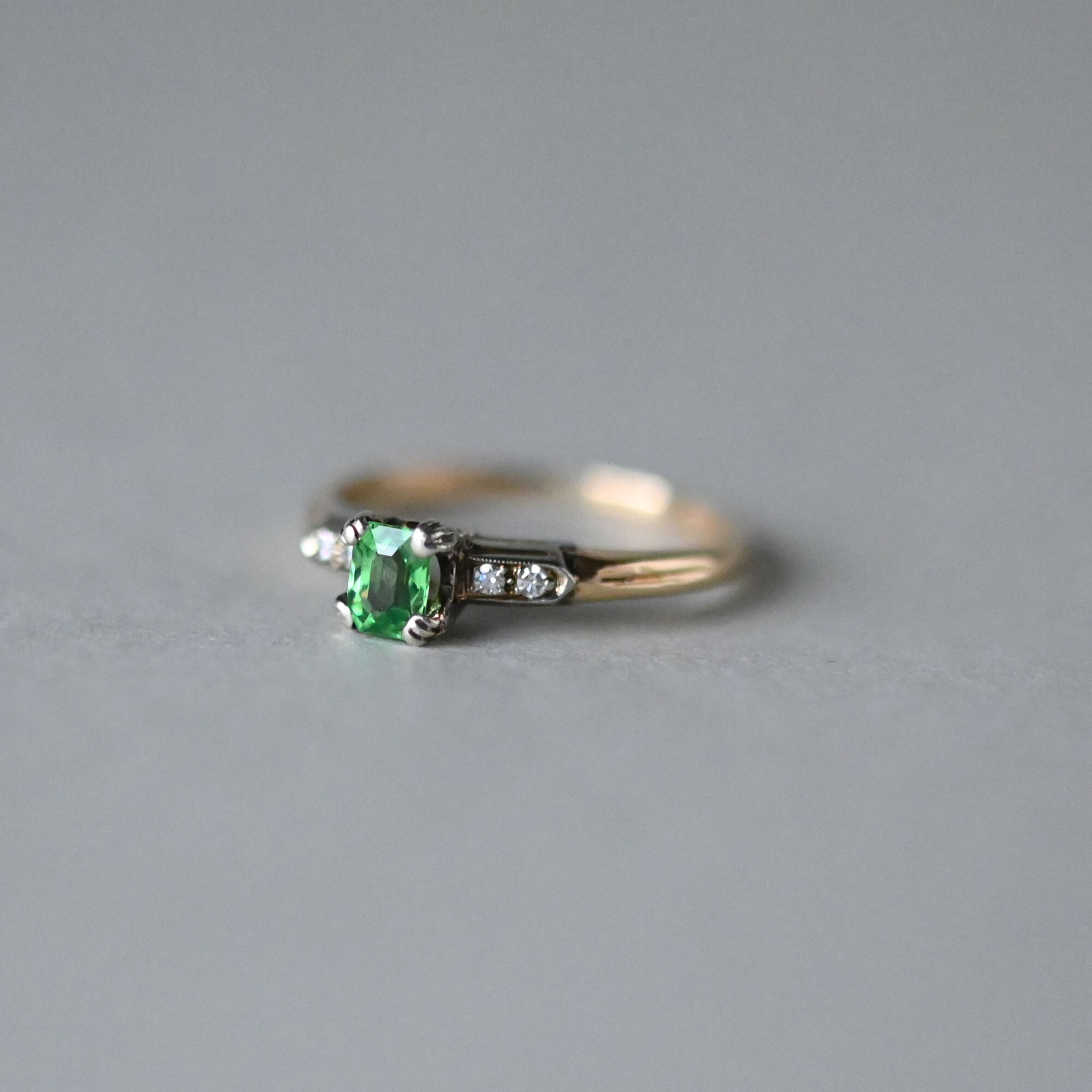 Classic 14ct gold tsavorite and diamond ring - Image 2