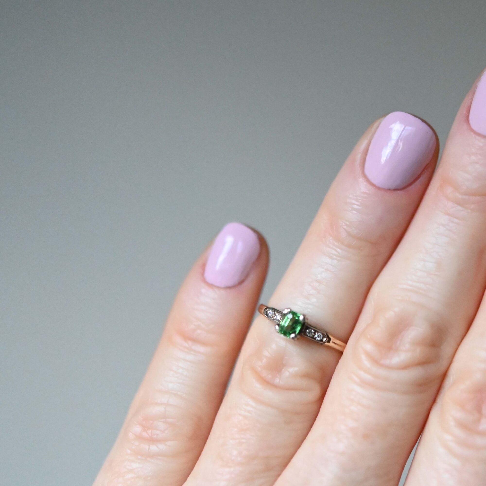 Classic 14ct gold tsavorite and diamond ring - Image 3