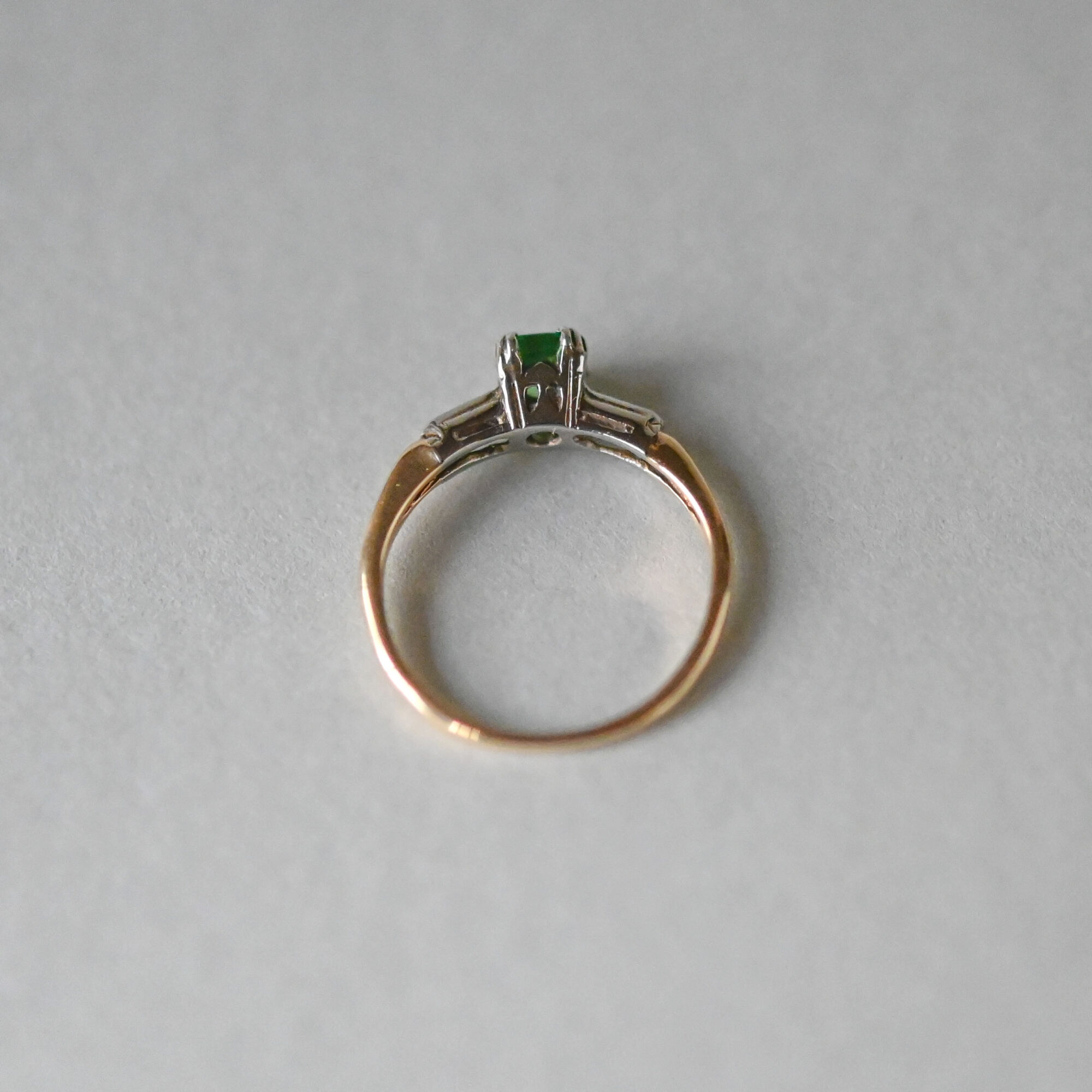 Classic 14ct gold tsavorite and diamond ring - Image 4