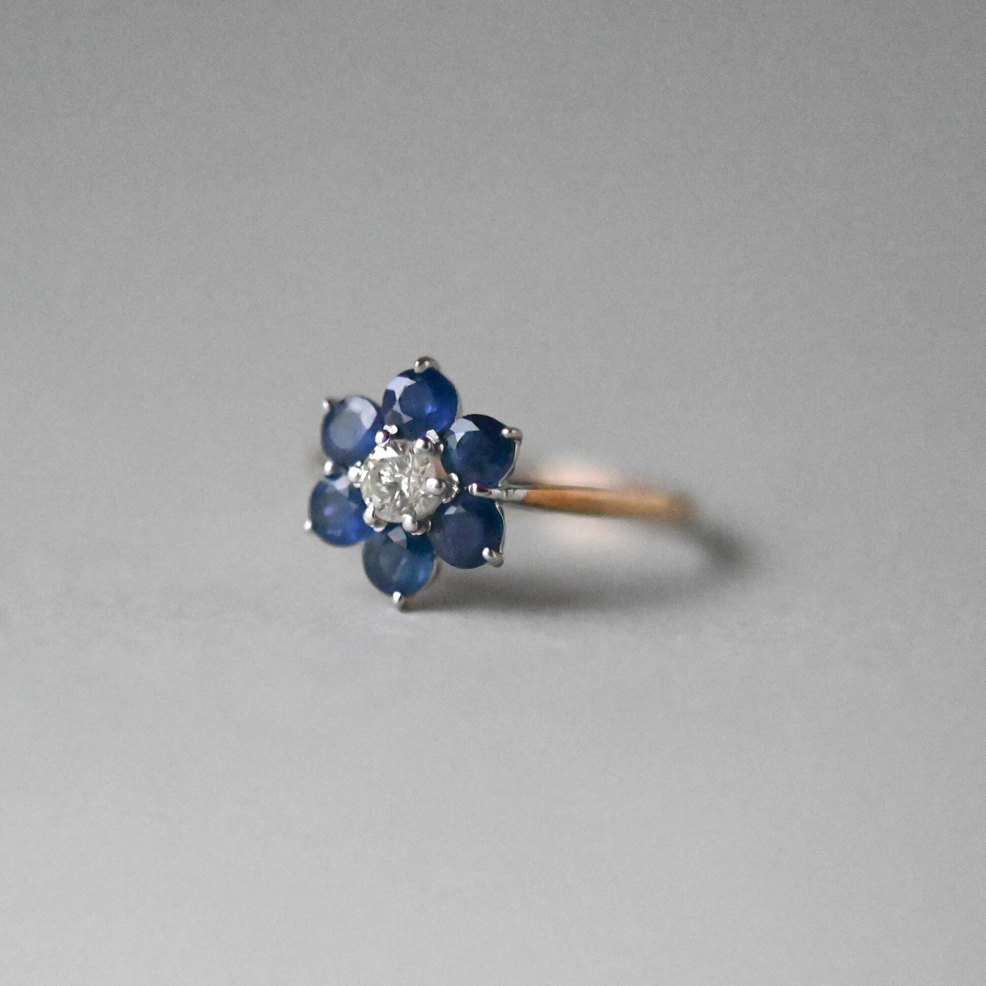 Classic 9ct gold sapphire and diamond cluster ring - Image 2