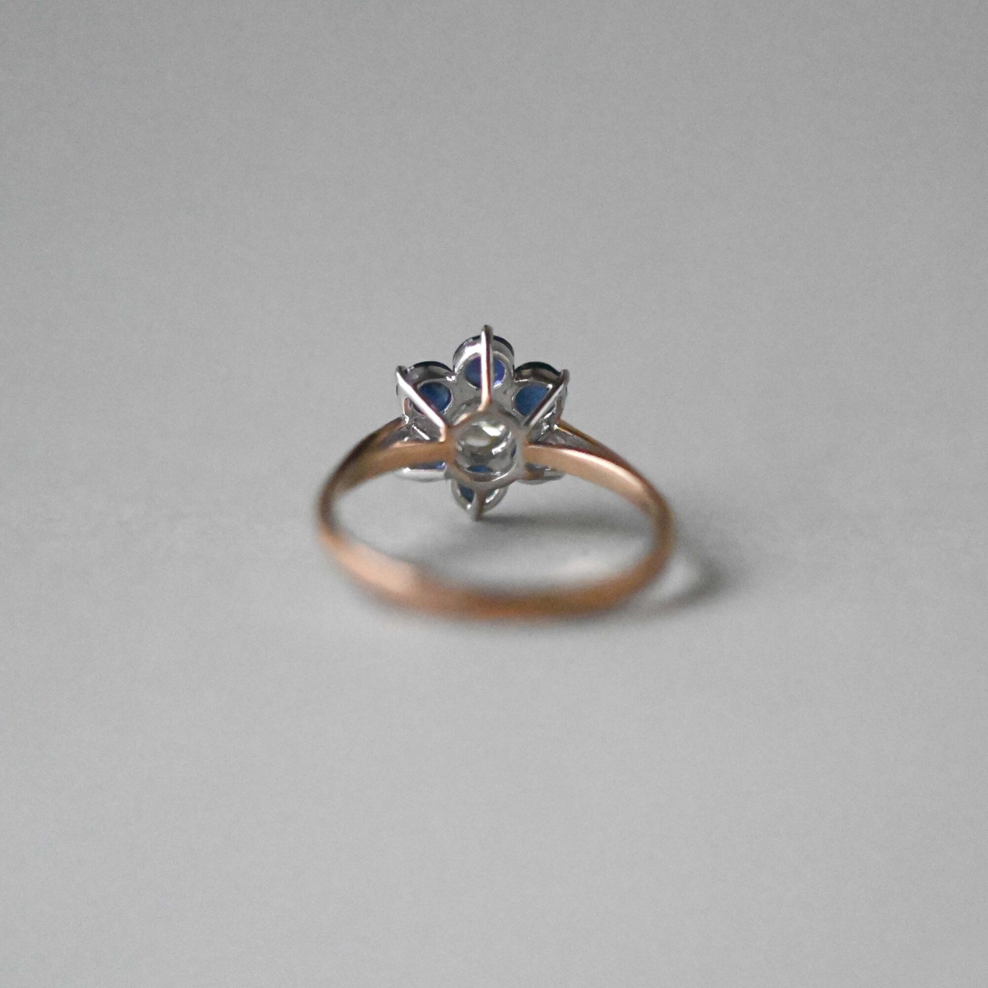 Classic 9ct gold sapphire and diamond cluster ring - Image 4