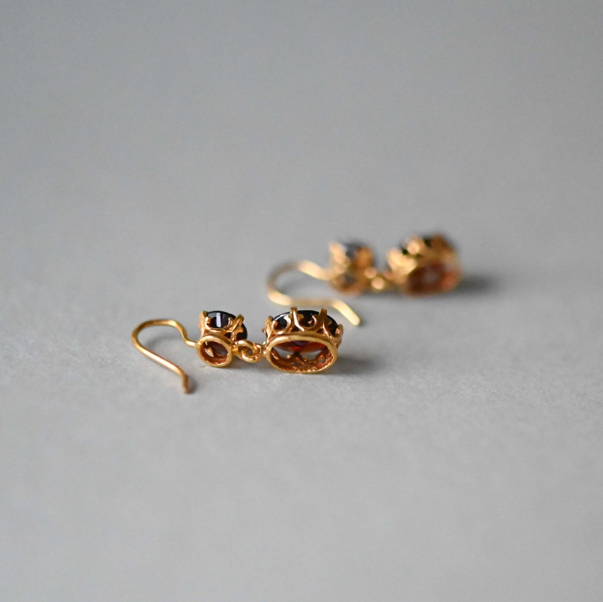 Contemporary pair of 9ct gold garnet drop earrings - Image 3