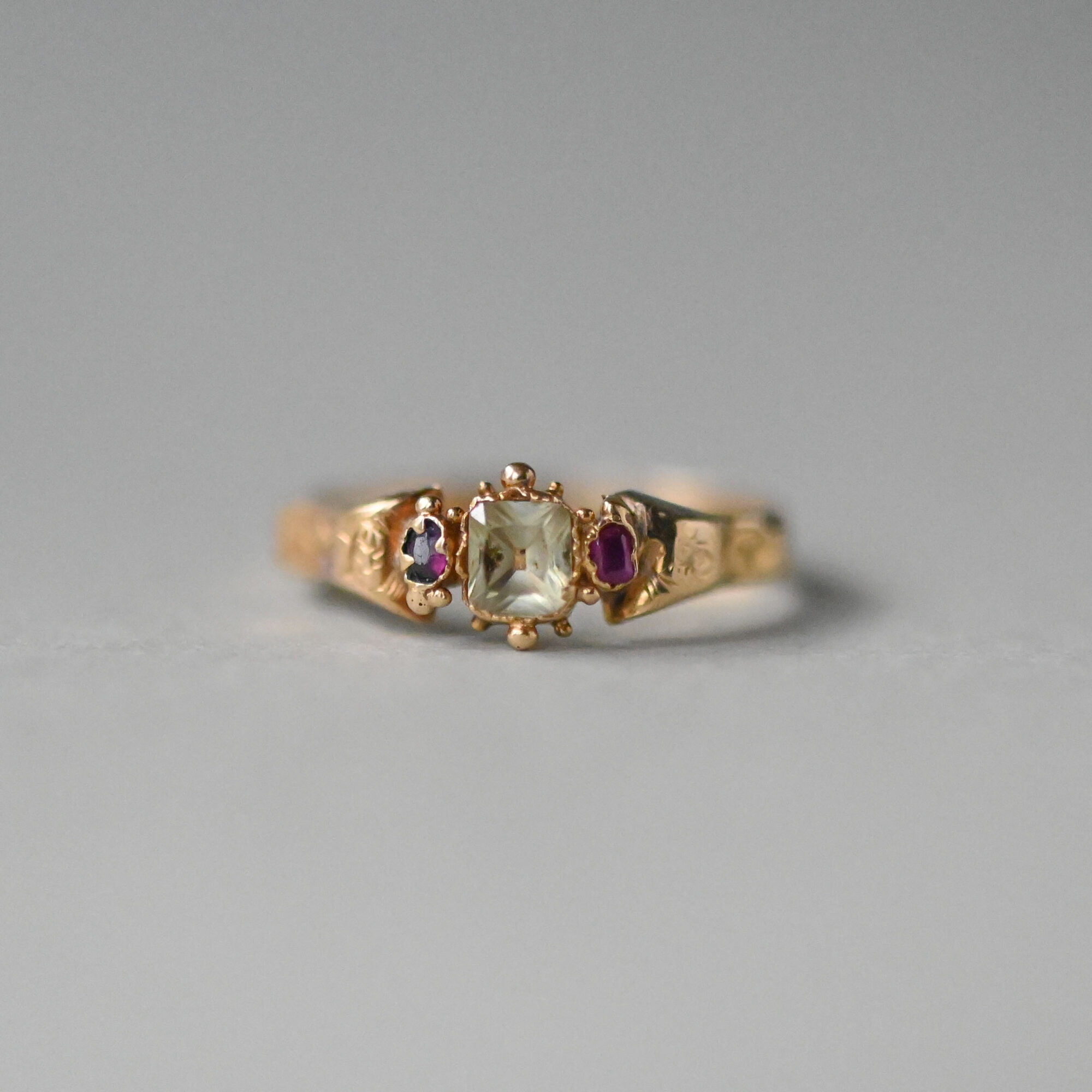 Early Victorian 15ct gold spinel and topaz ring with beaded detailing c.1840s