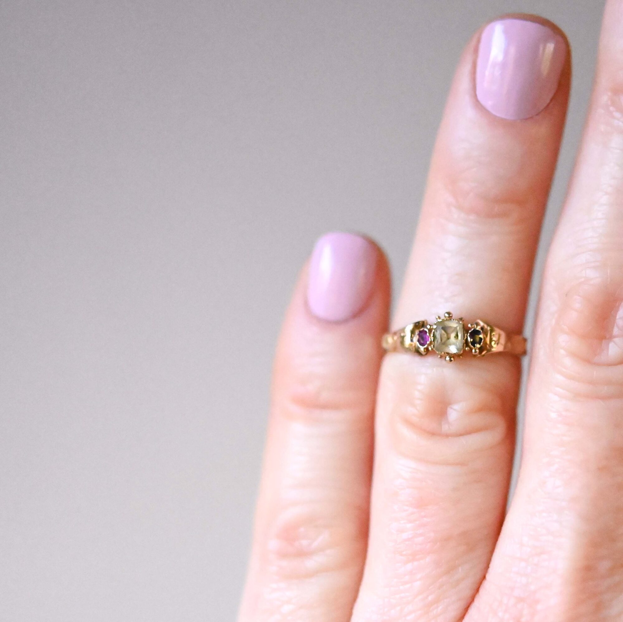 Early Victorian 15ct gold spinel and topaz ring with beaded detailing c.1840s - Image 2