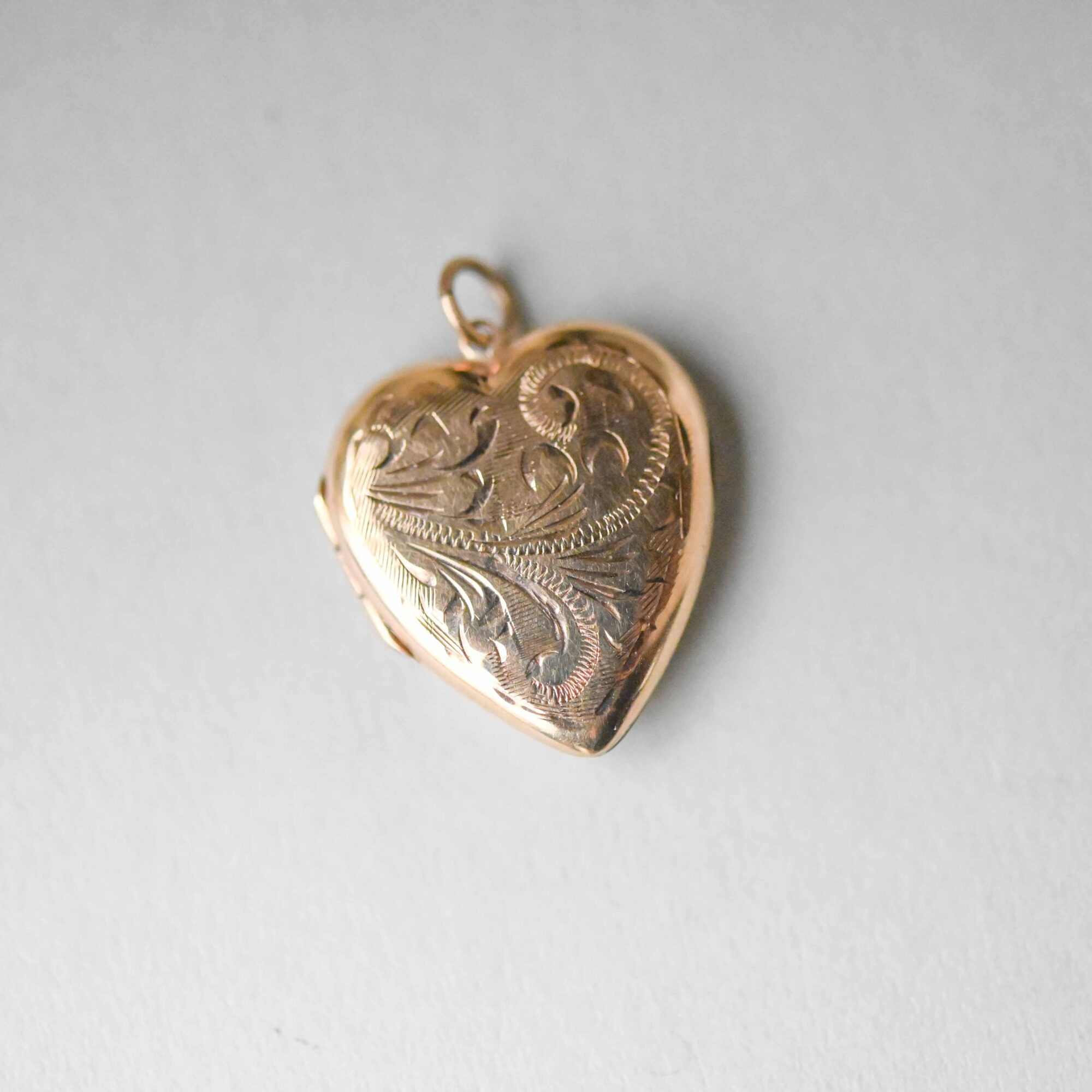 Engraved 9ct gold opening heart locket pendant - Image 2