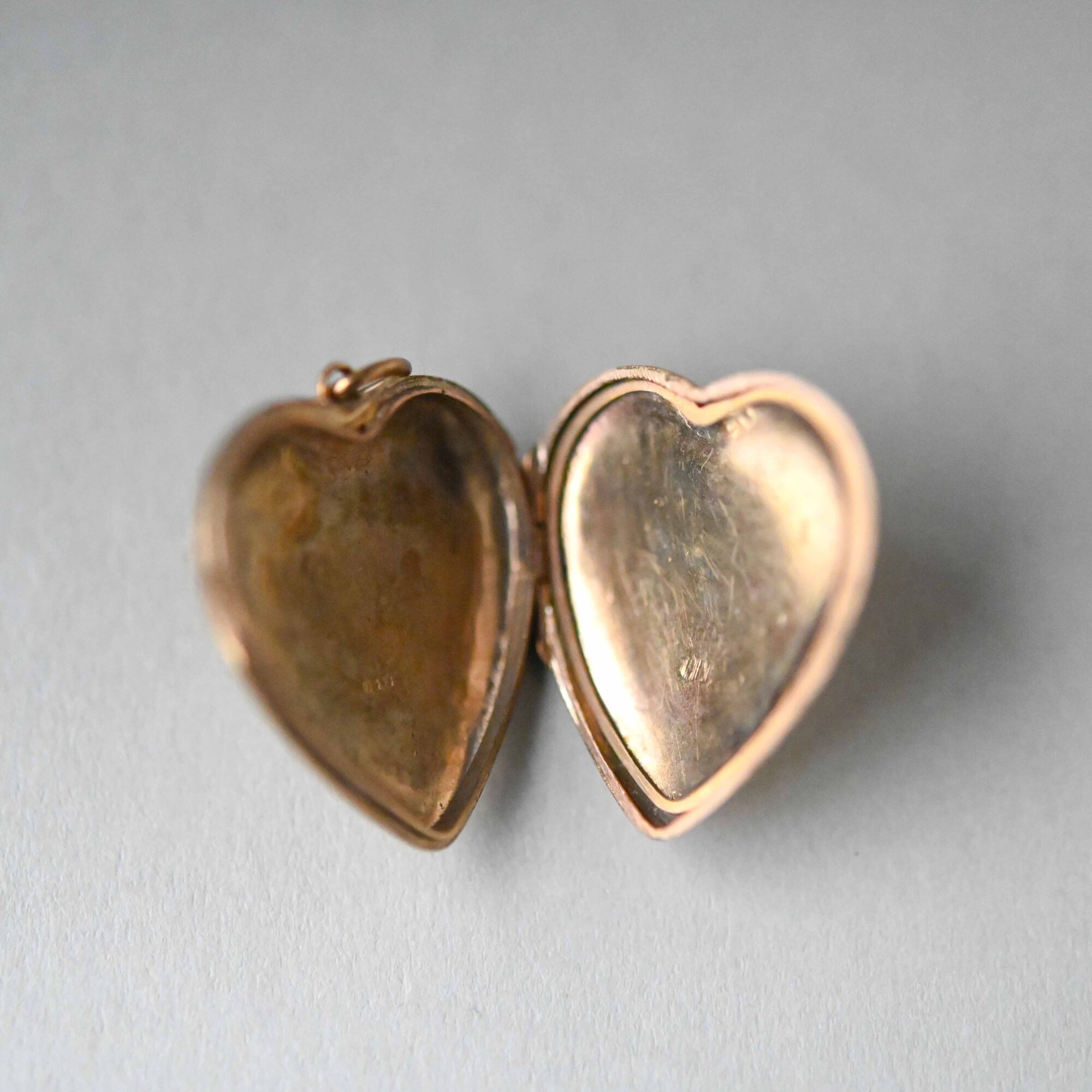 Engraved 9ct gold opening heart locket pendant - Image 3