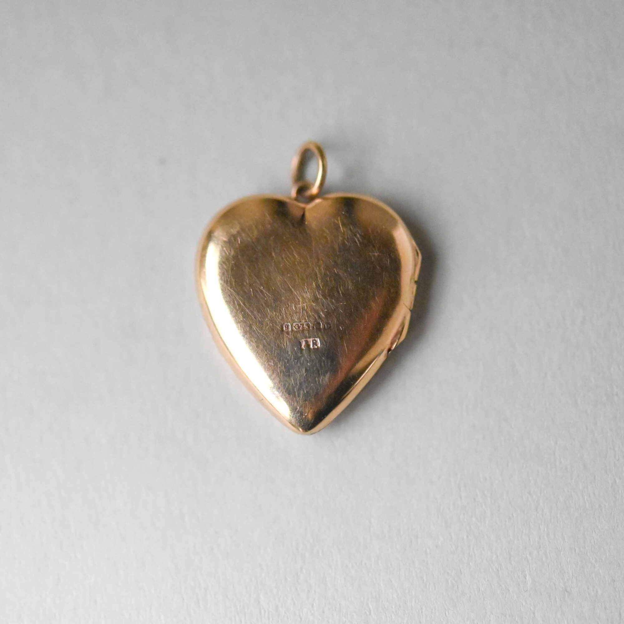 Engraved 9ct gold opening heart locket pendant - Image 4