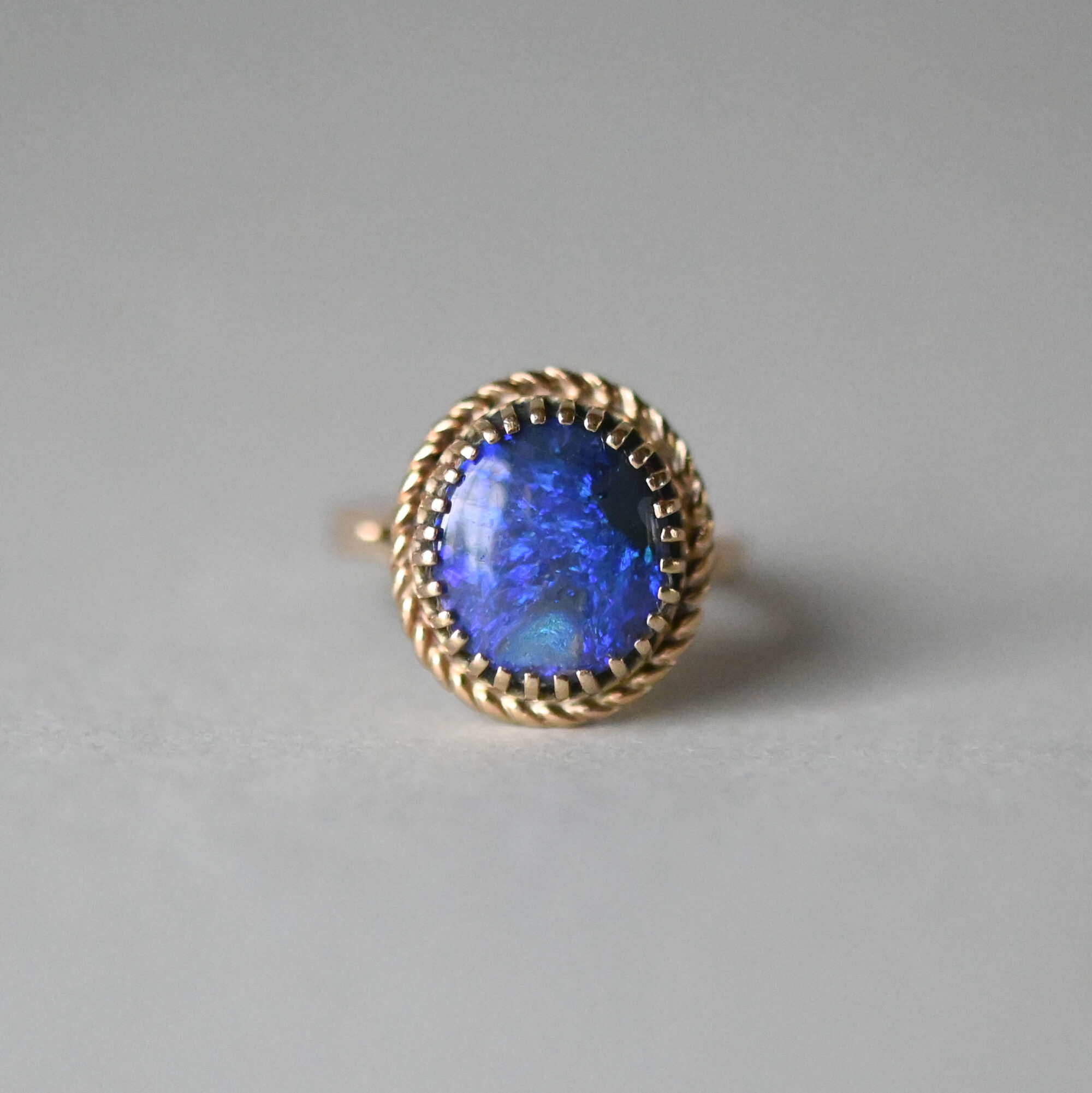 Vintage 9ct gold opal doublet ring with rope twist frame