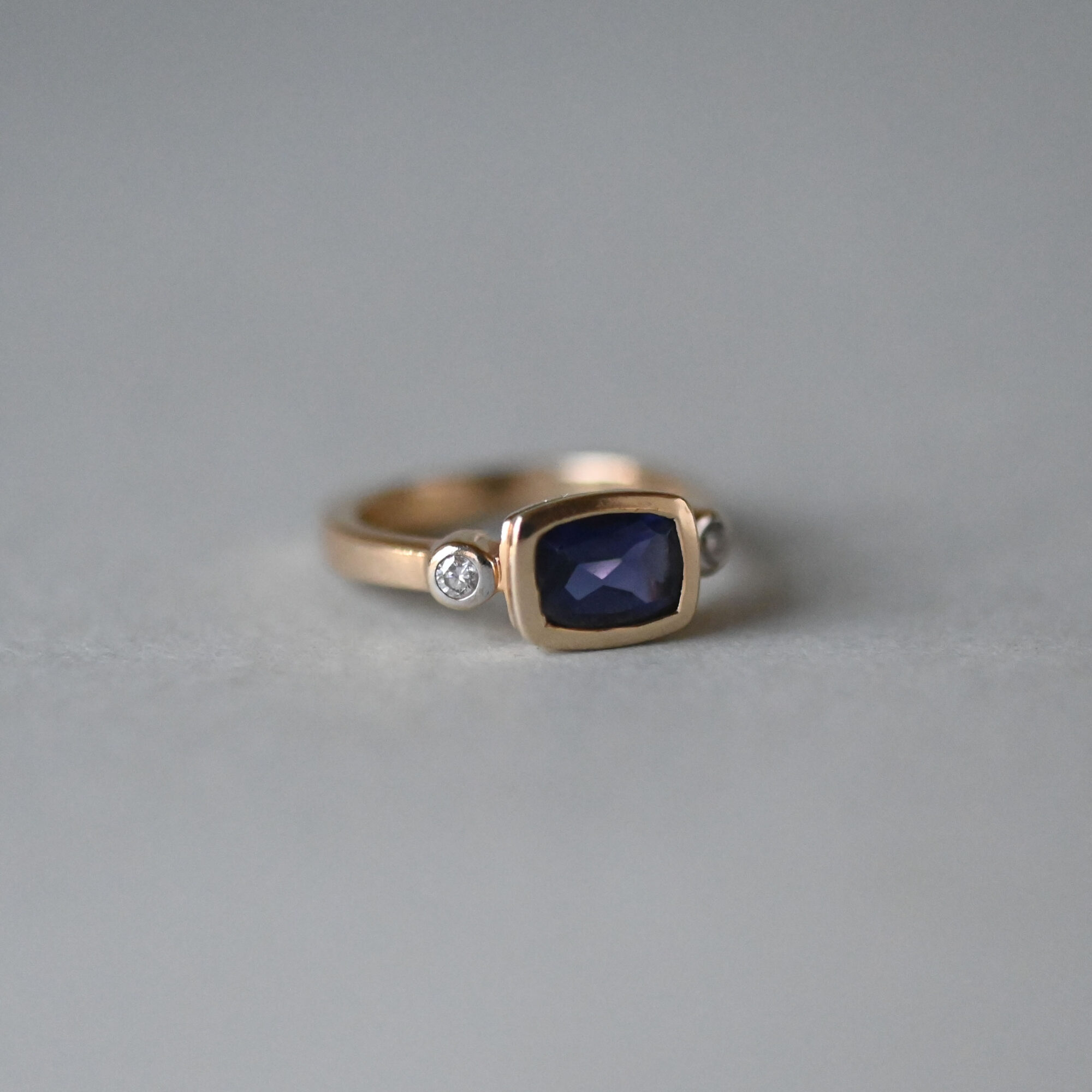 Contemporary 14ct gold violet blue iolite and diamond three stone ring - Image 3