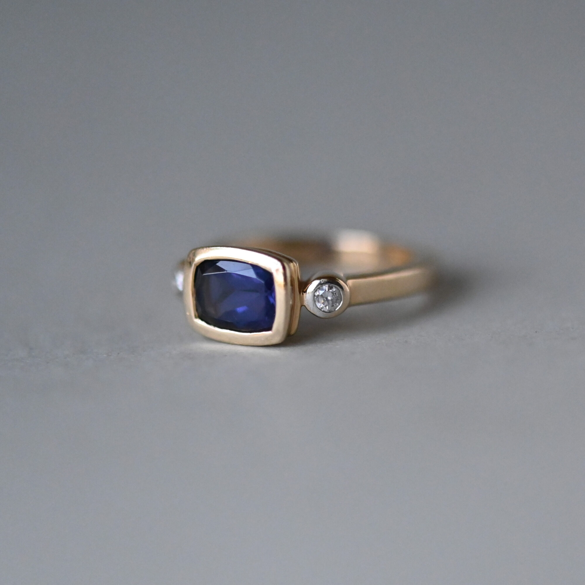 Contemporary 14ct gold violet blue iolite and diamond three stone ring - Image 2