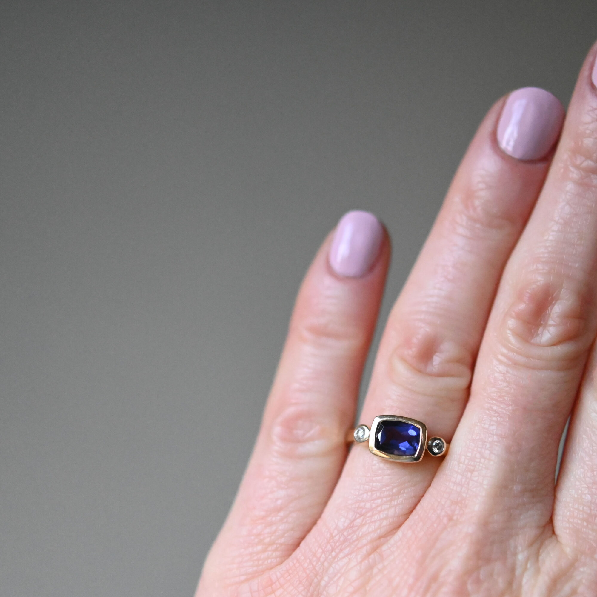 Contemporary 14ct gold violet blue iolite and diamond three stone ring - Image 4