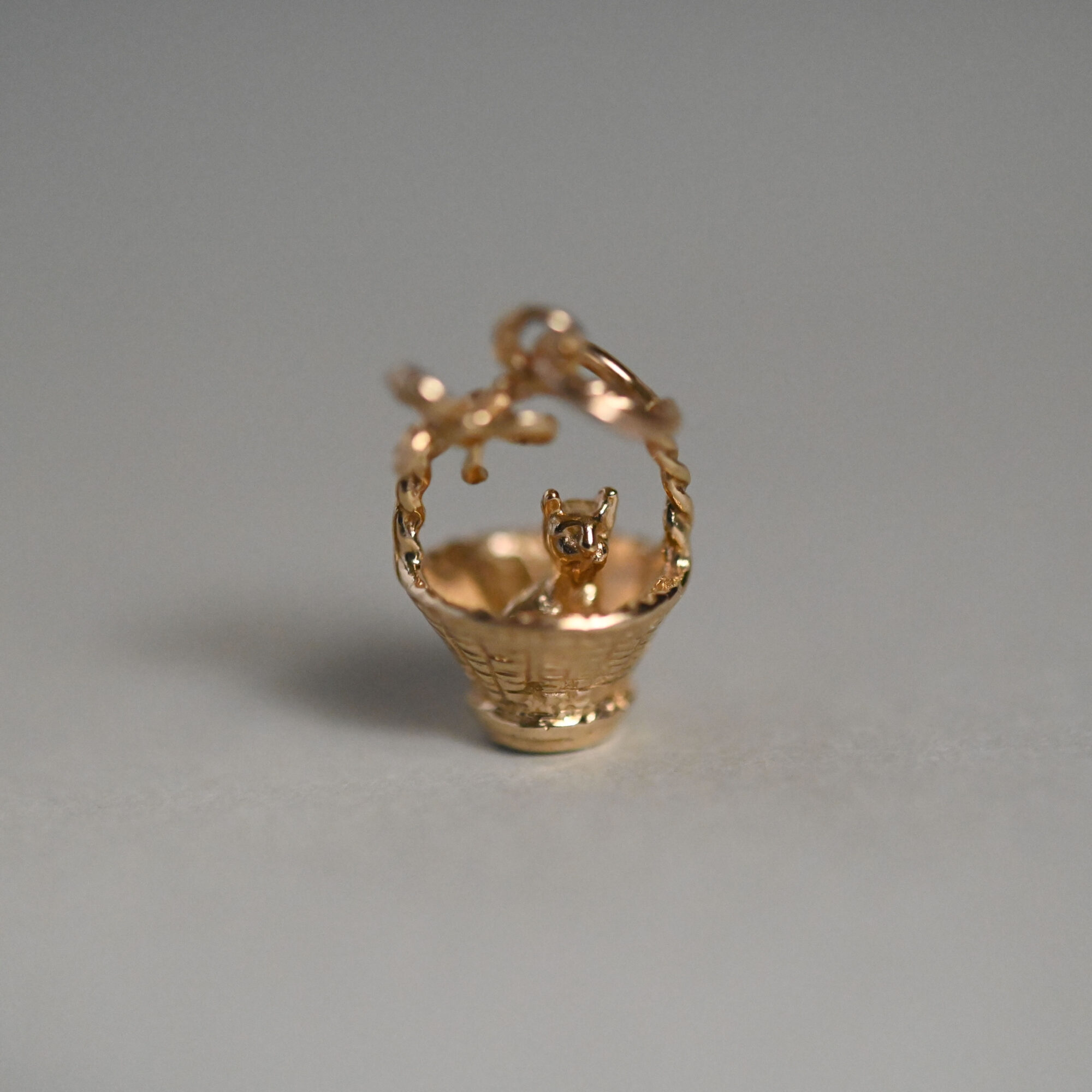 Adorable 9ct gold cat in a basket charm