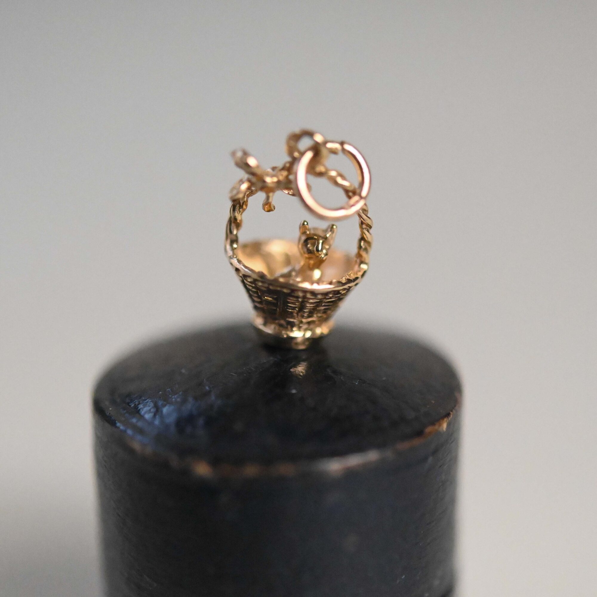 Adorable 9ct gold cat in a basket charm - Image 2