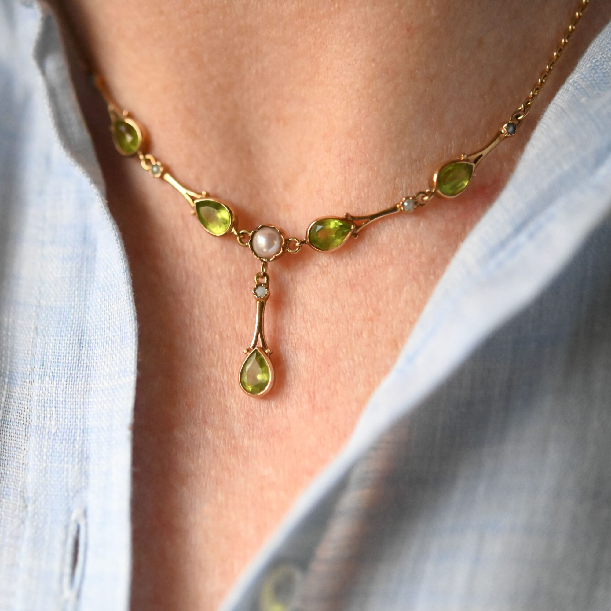 Classic 9ct gold peridot and pearl drop necklace - Image 3