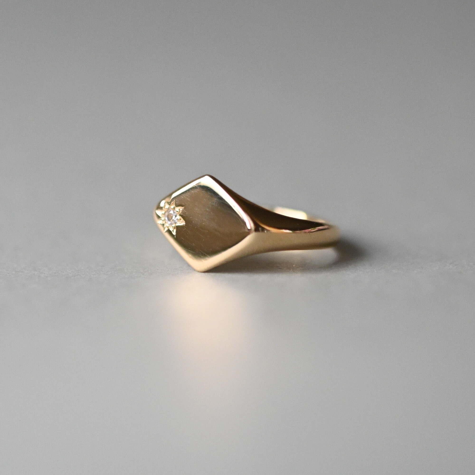 Aesthetic 18ct gold diamond starburst lozenge signet ring - Image 2