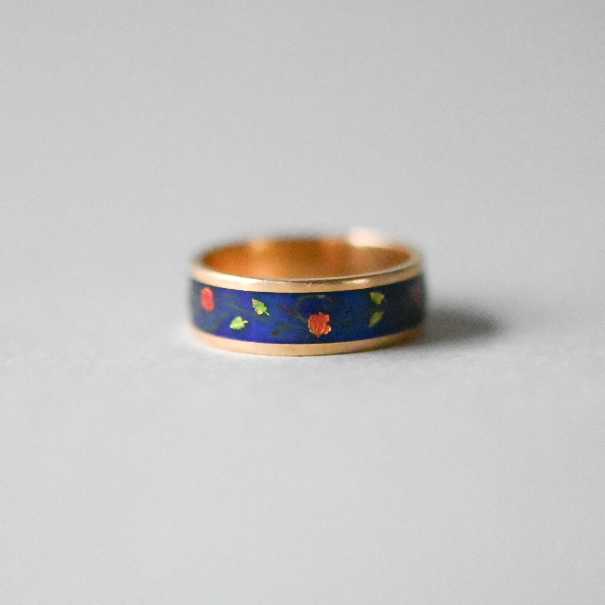 Aesthetic 18ct gold floral enamel band ring