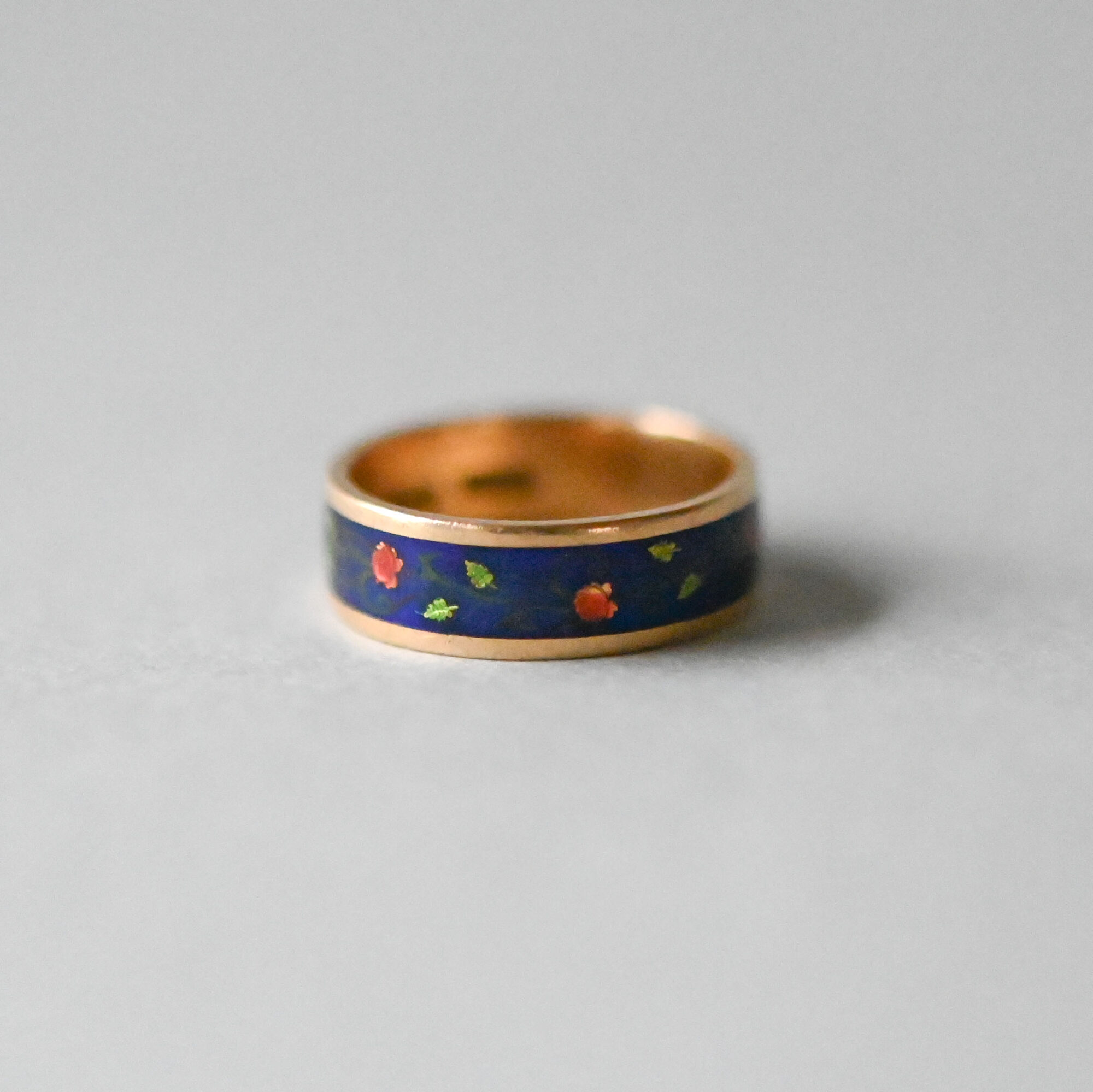 Aesthetic 18ct gold floral enamel band ring - Image 2