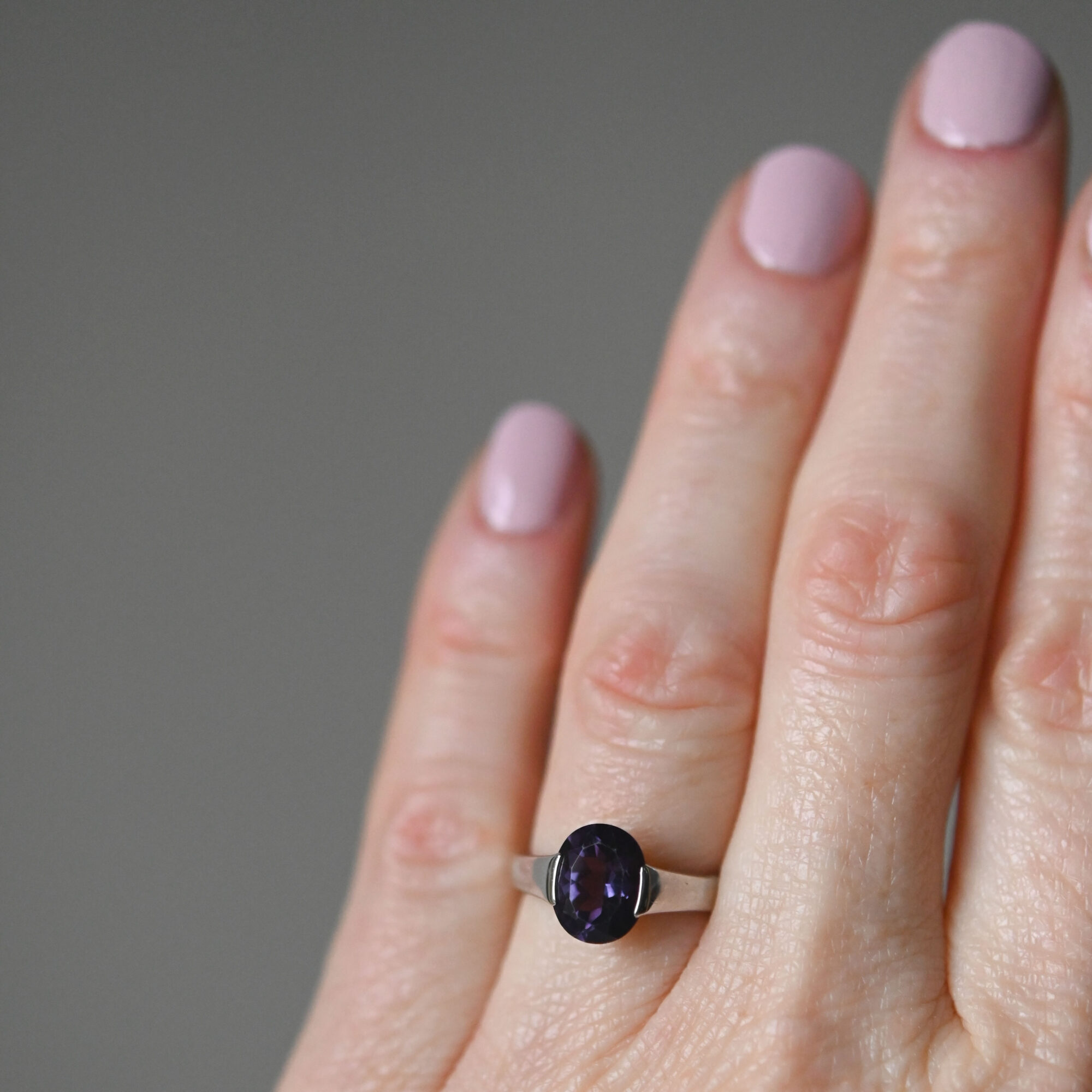 Aesthetic contemporary 9ct white gold iolite ring - Image 3