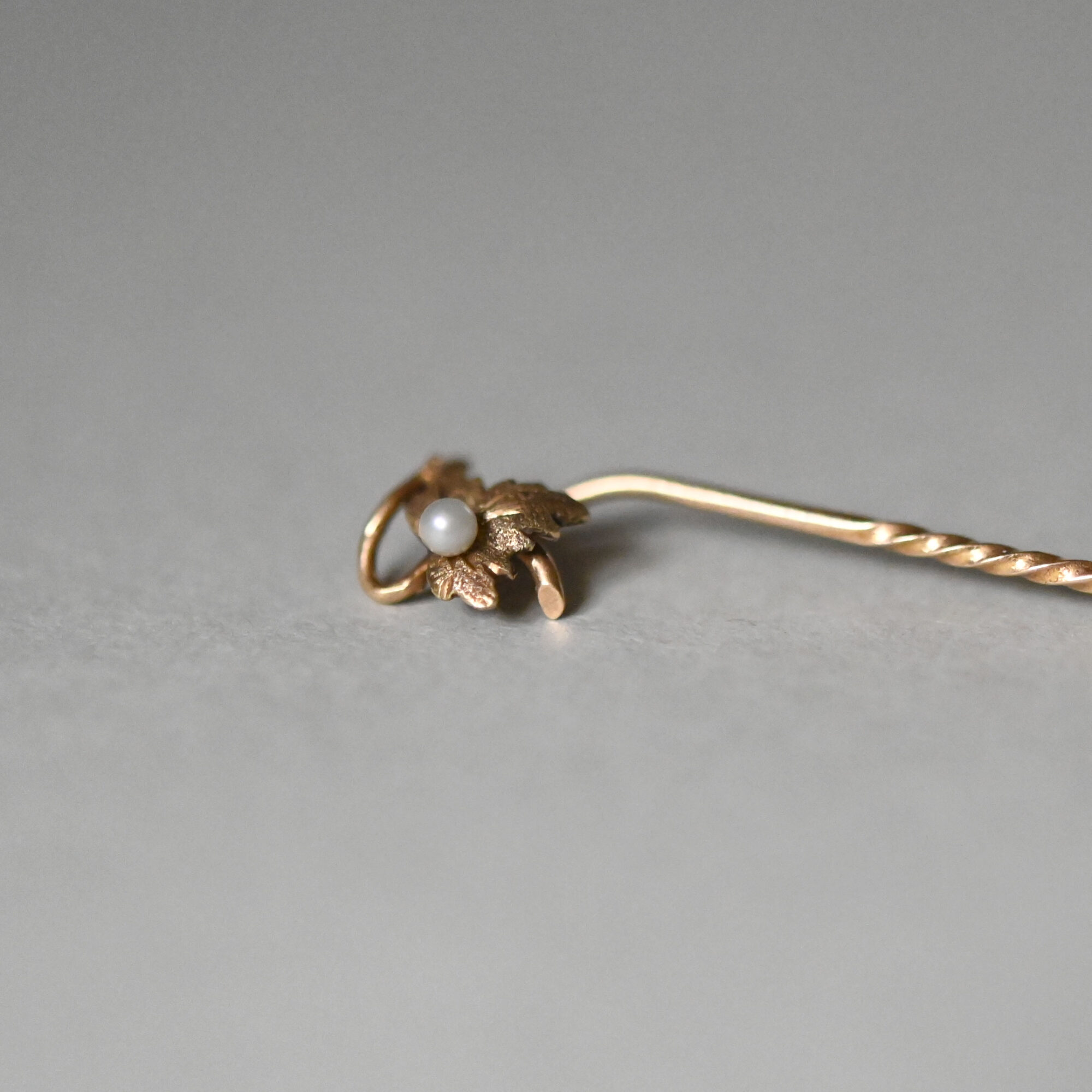 Antique Victorian 9ct gold ivy leaf and pearl stick pin