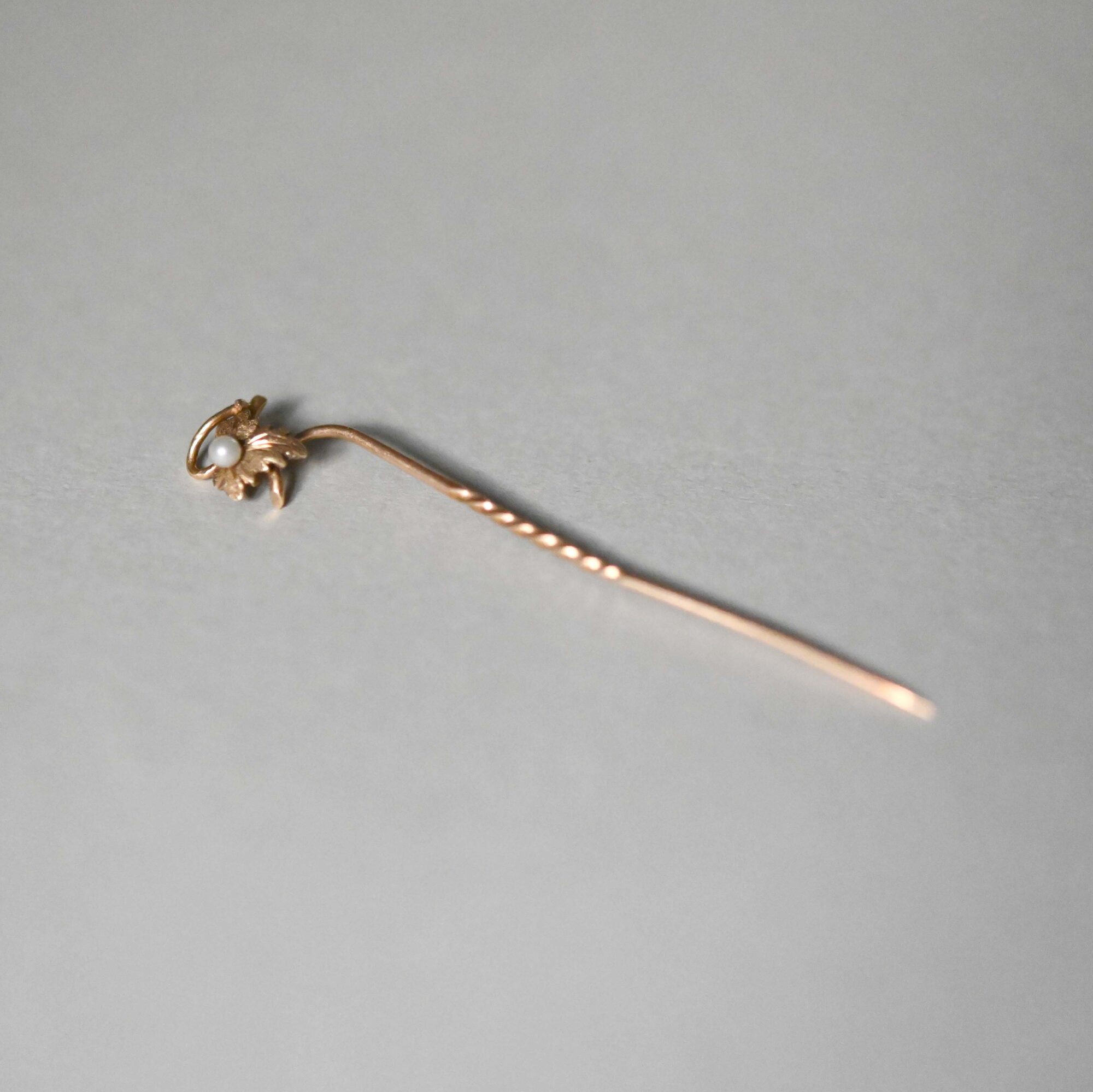 Antique Victorian 9ct gold ivy leaf and pearl stick pin - Image 2