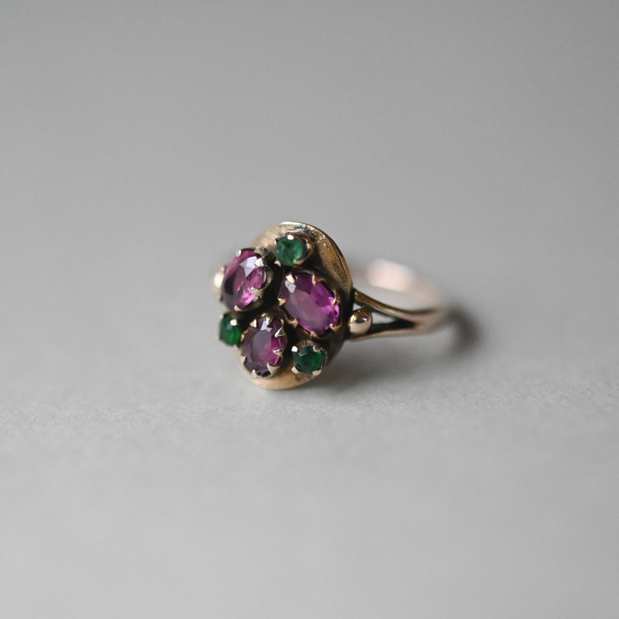 Antique Edwardian 9ct gold garnet and paste ring, c.1905 - Image 2